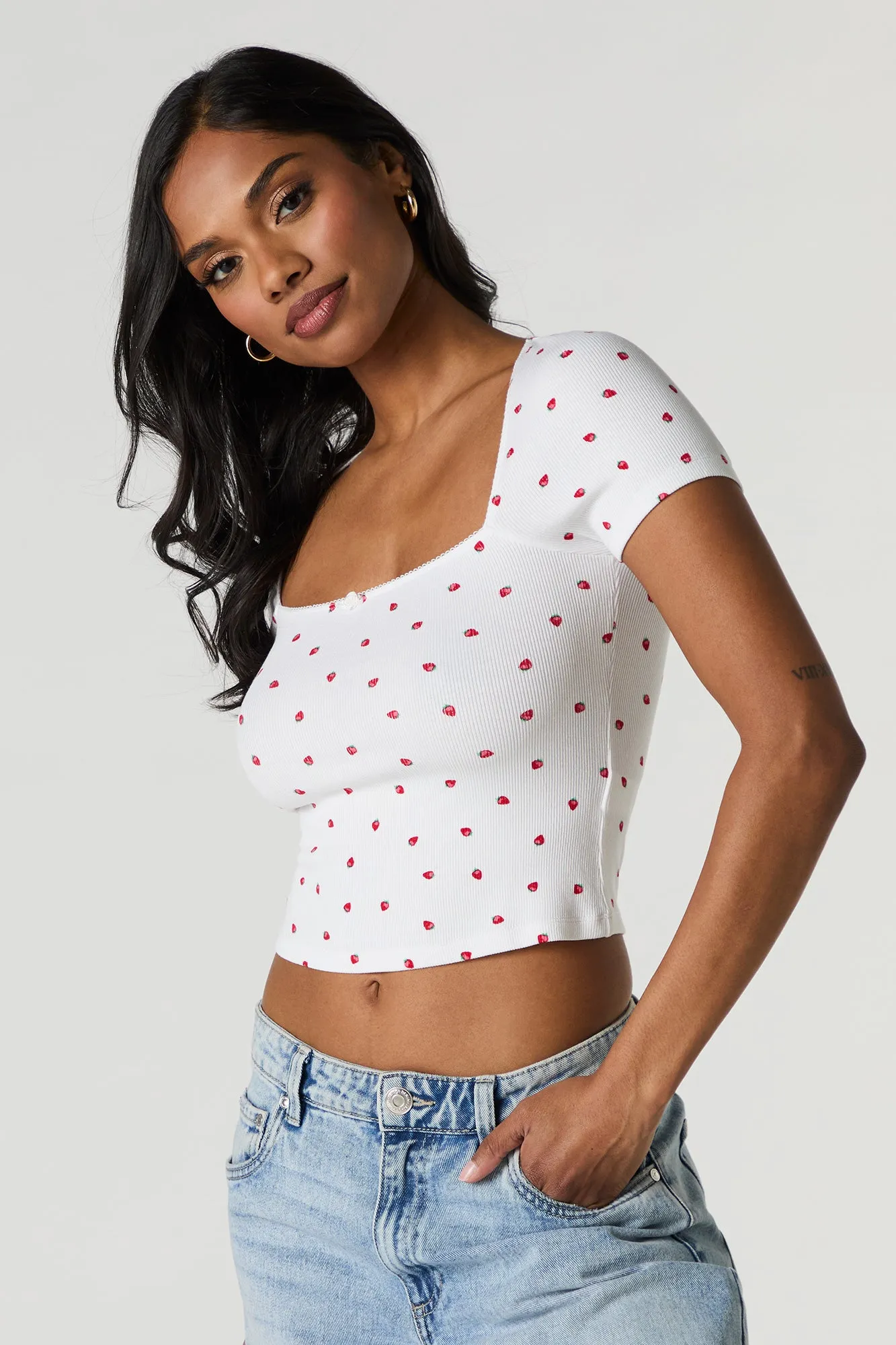 T-shirt côtelé court avec rosettes et encolure carrée sold by Urban Planet