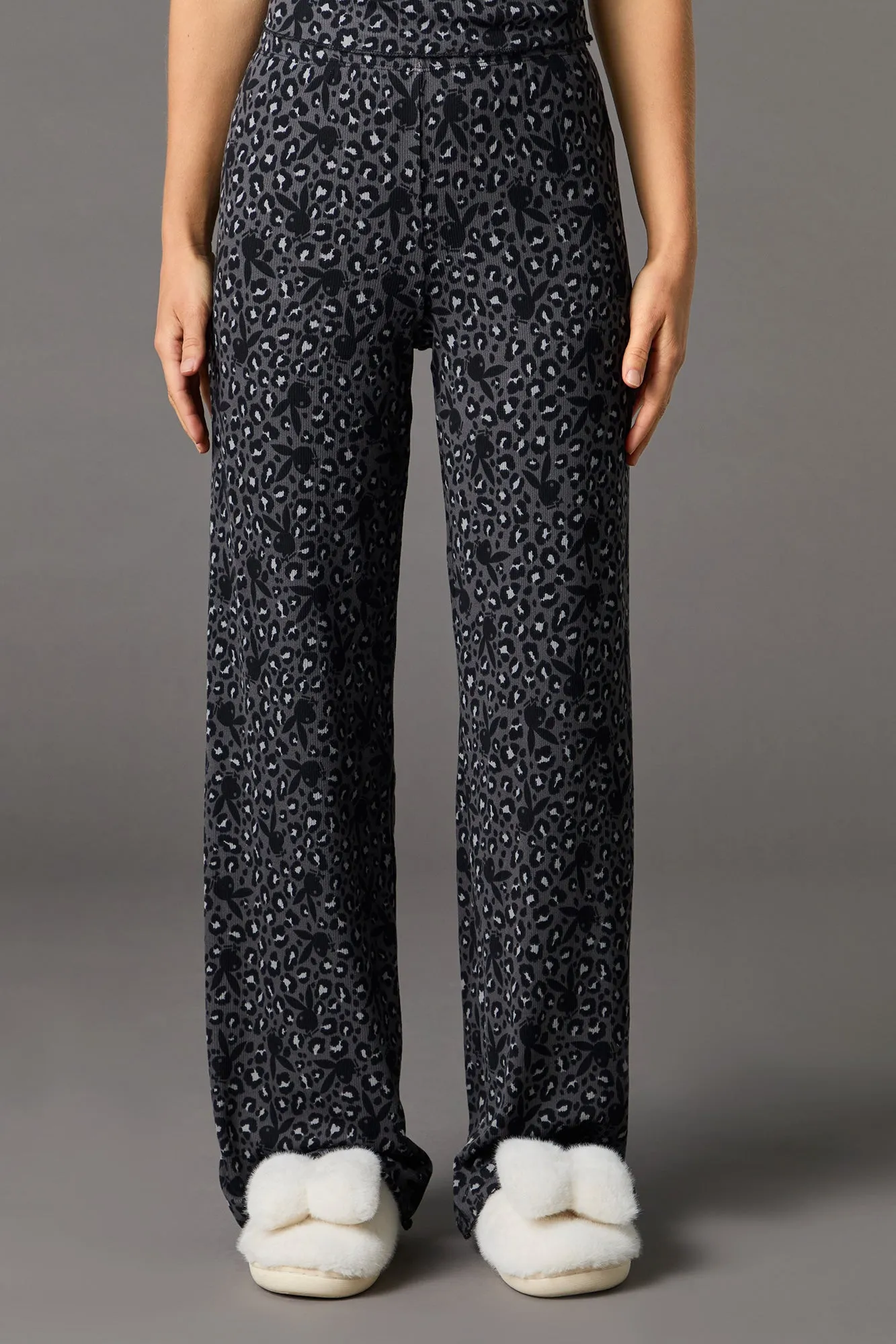 Ensemble pyjama avec débardeur côtelé doux à imprimé Playboy et pantalon sold by Urban Planet product image thumbnail 3