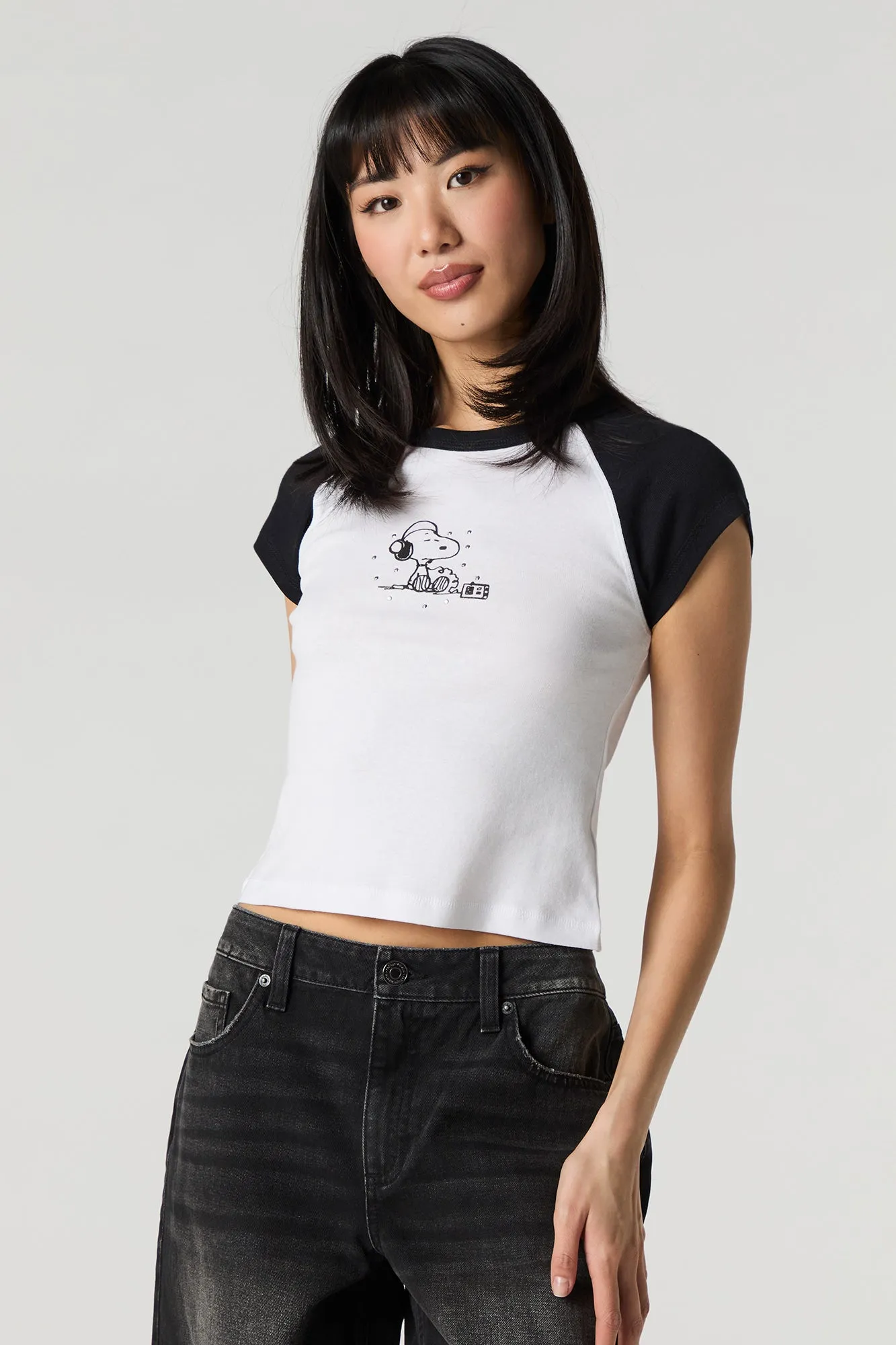 T-shirt raglan à imprimé Snoopy avec pierres du Rhin sold by Urban Planet