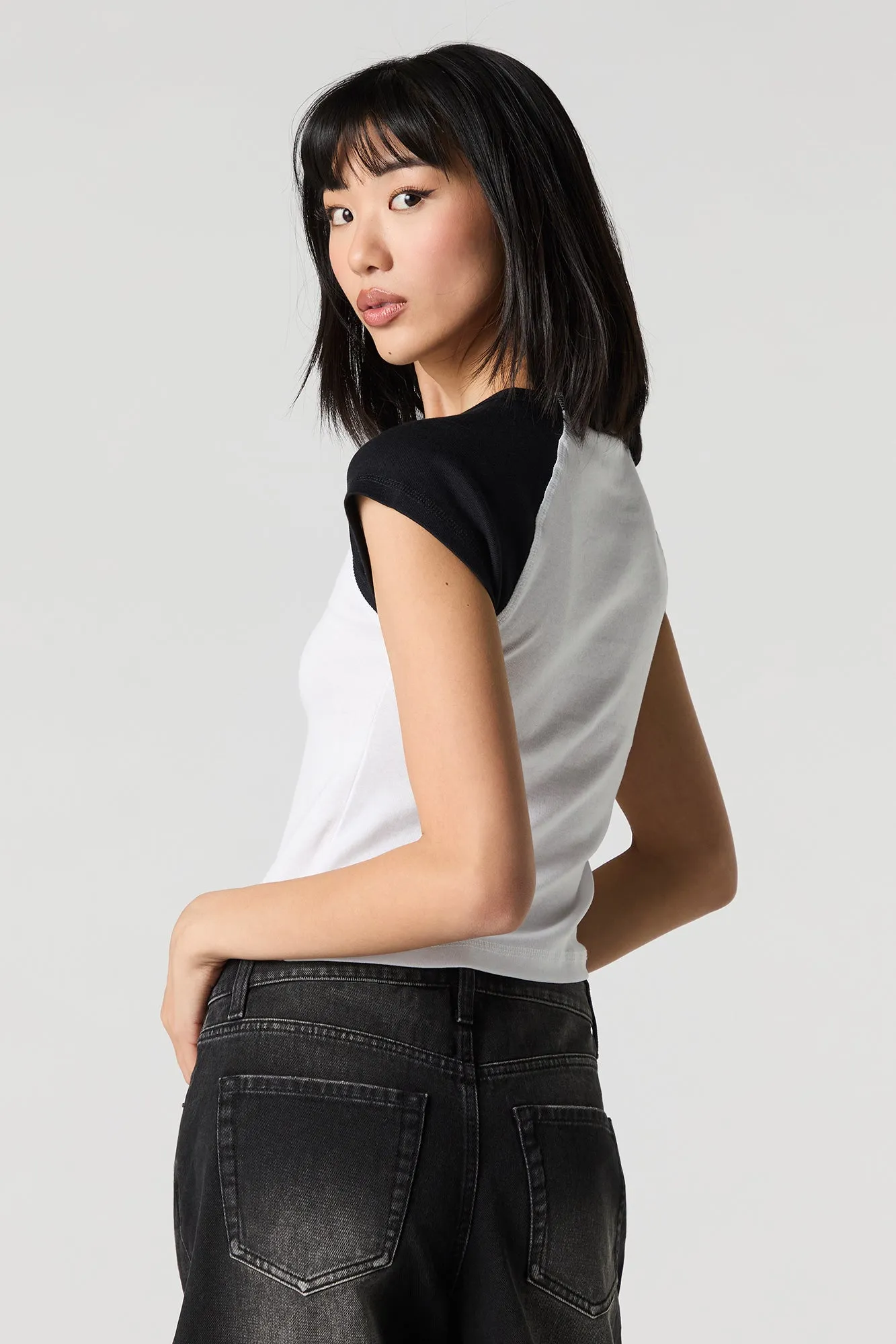 T-shirt raglan à imprimé Snoopy avec pierres du Rhin sold by Urban Planet product image thumbnail 2