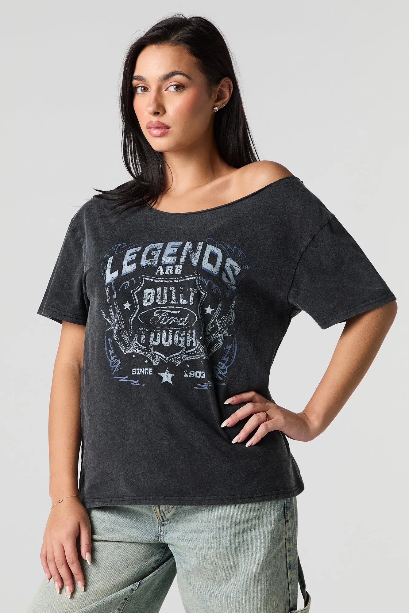 T-shirt délavé à imprimé Ford Legends avec épaules dénudées sold by Urban Planet