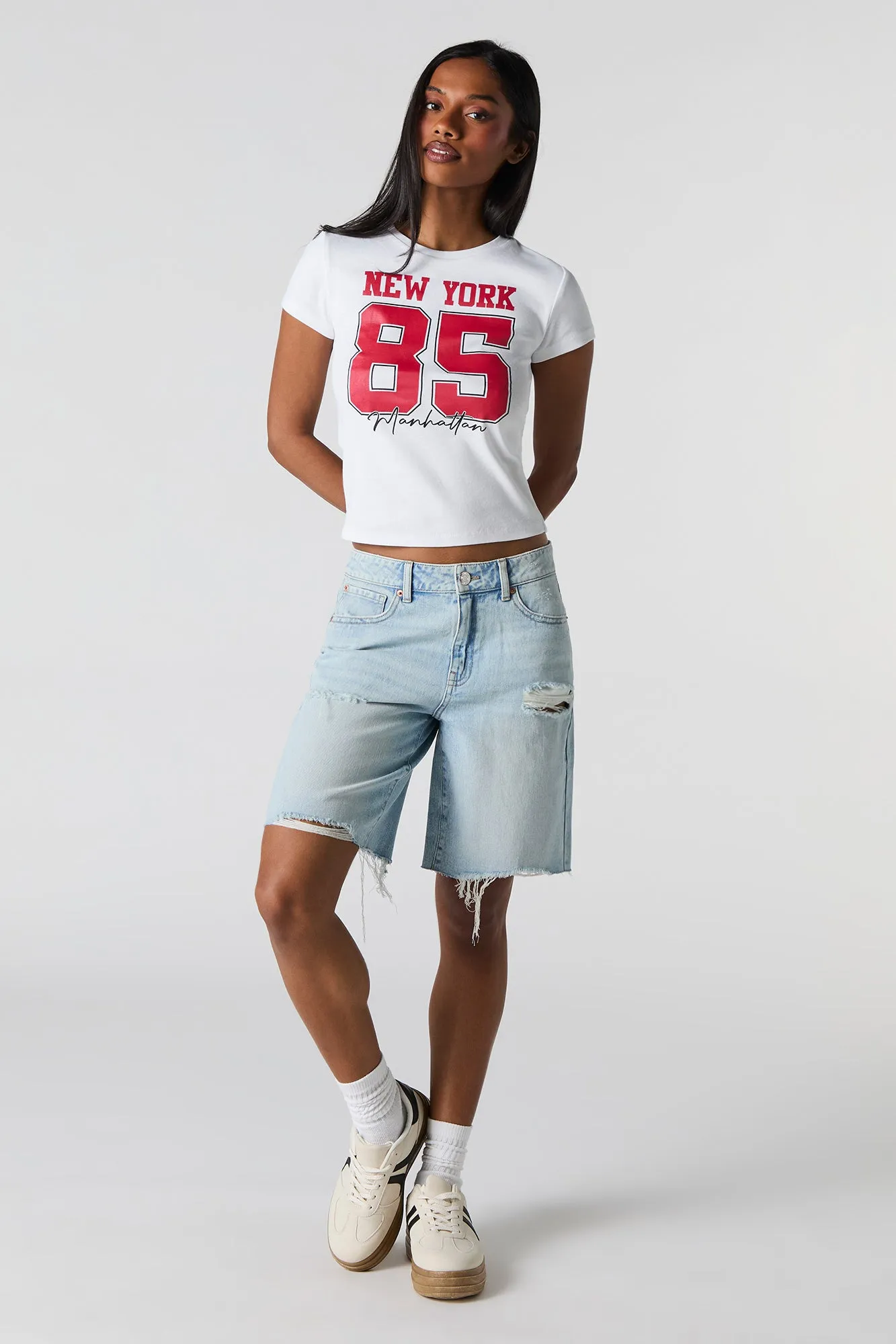 Jean-short ample d'aspect usé délavé pâle sold by Urban Planet