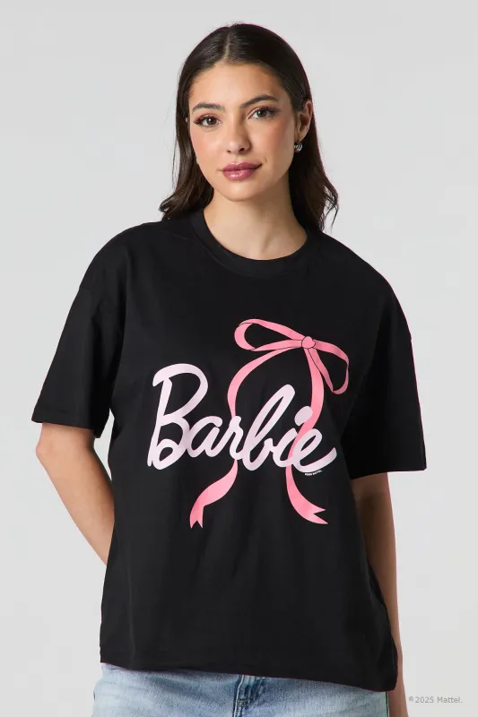 T-shirt de coupe garçonne à imprimé Barbie™ avec boucle sold by Urban Planet