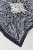 Écharpe multifaçons en satin avec motif cachemire sold by Urban Planet