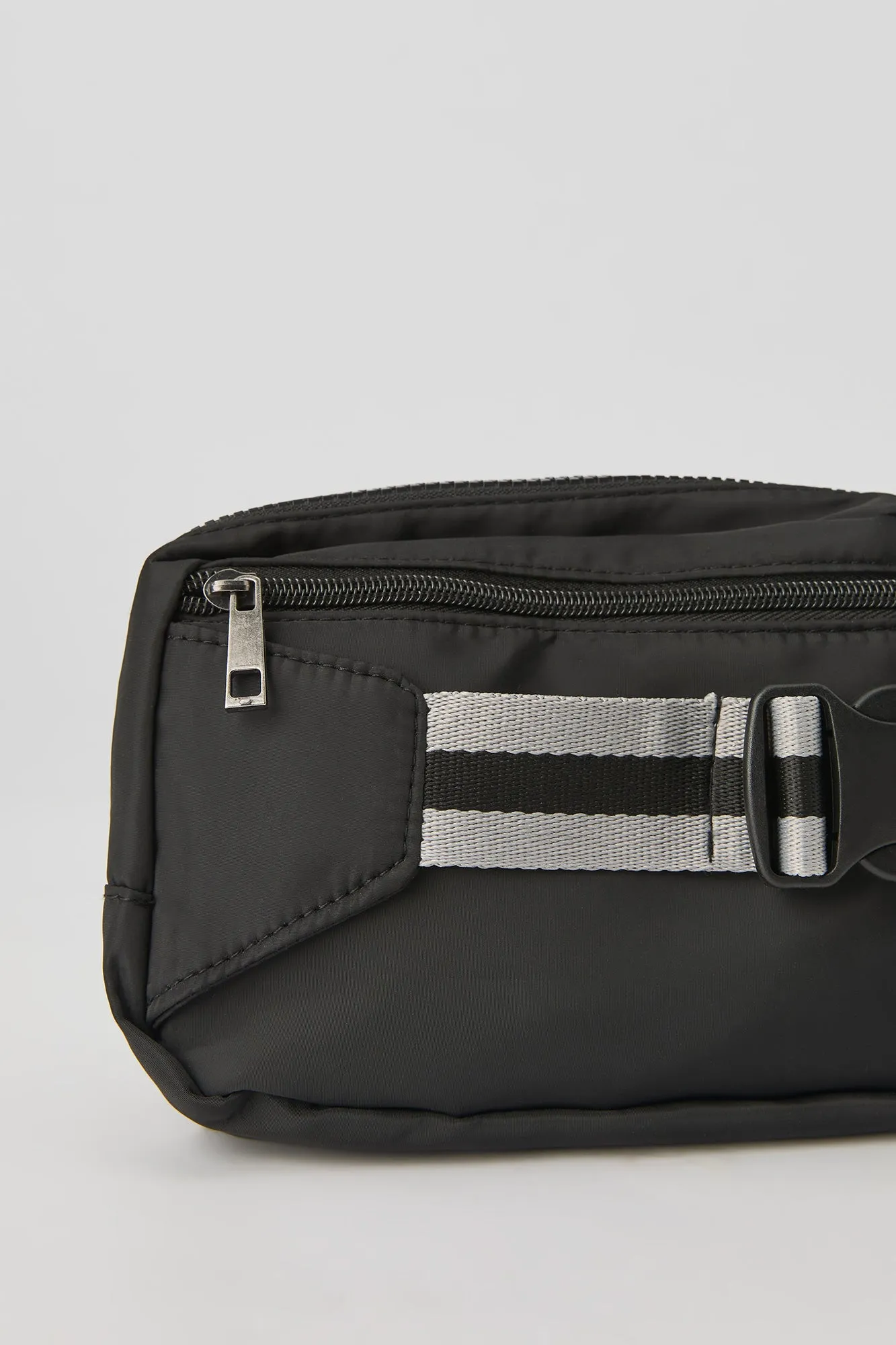 Sac banane en nylon sold by Urban Planet product image thumbnail 3