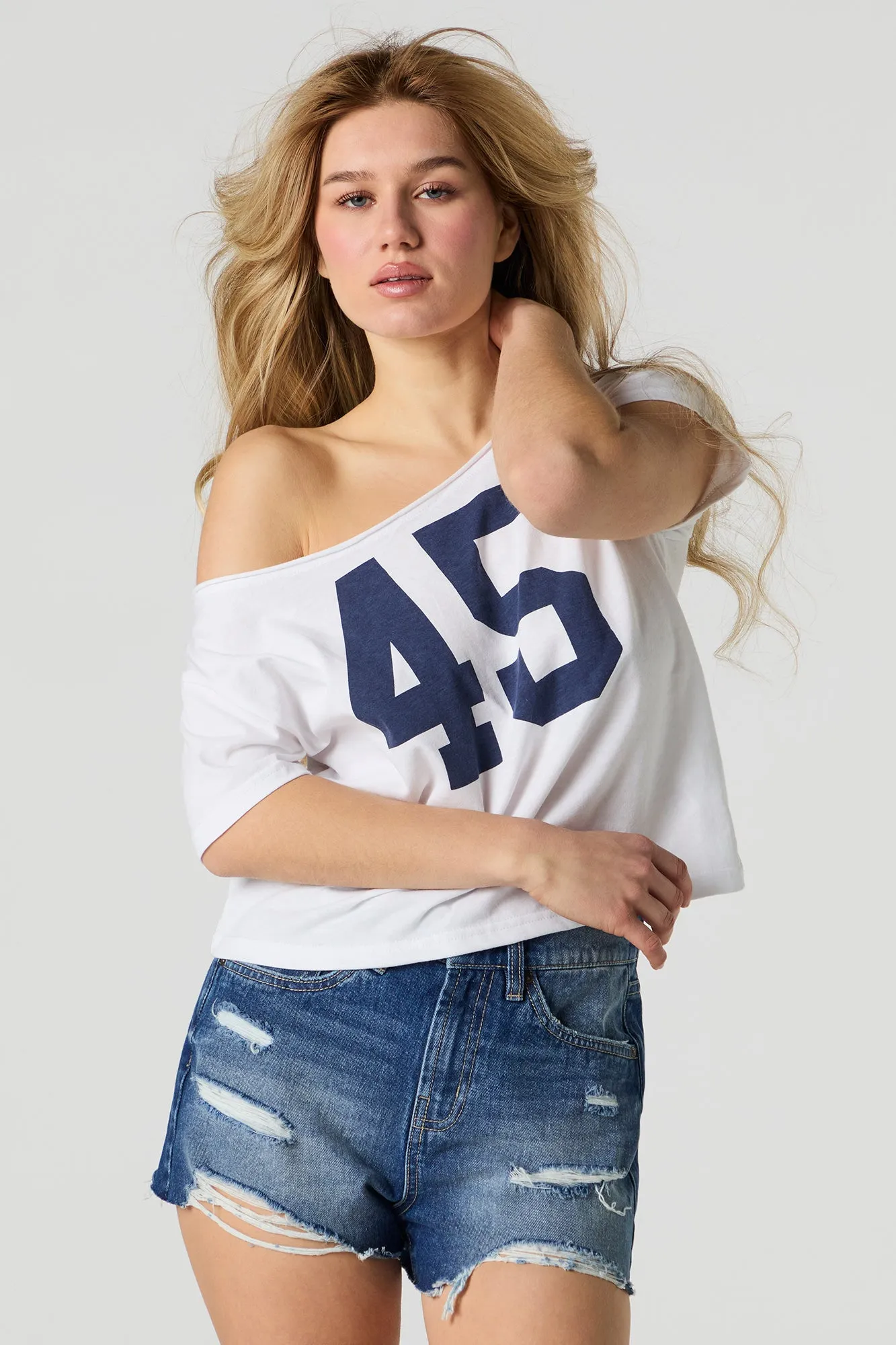 Short en denim d'aspect usé délavé foncé sold by Urban Planet