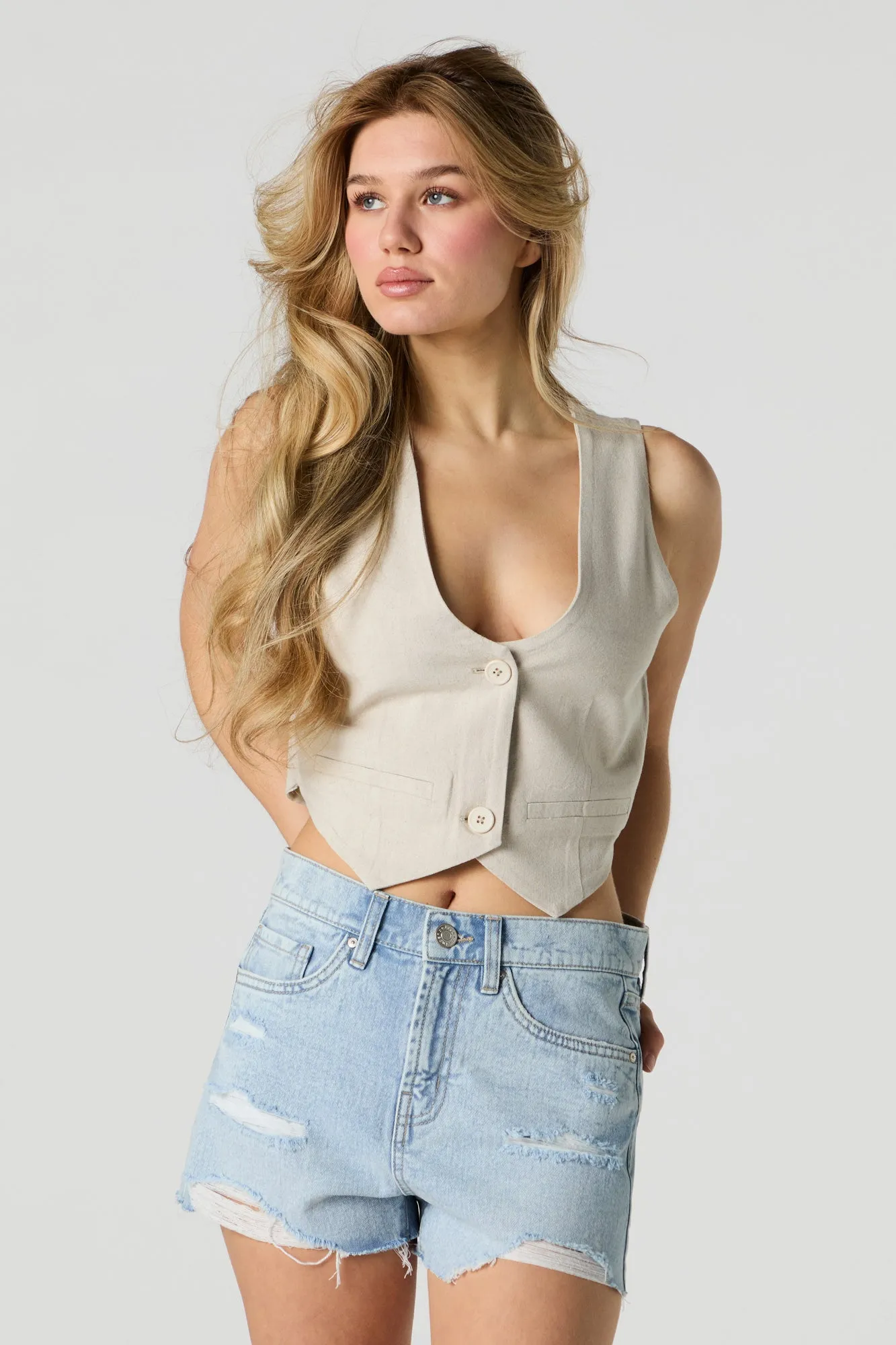 Short en denim d'aspect usé délavé pâle sold by Urban Planet