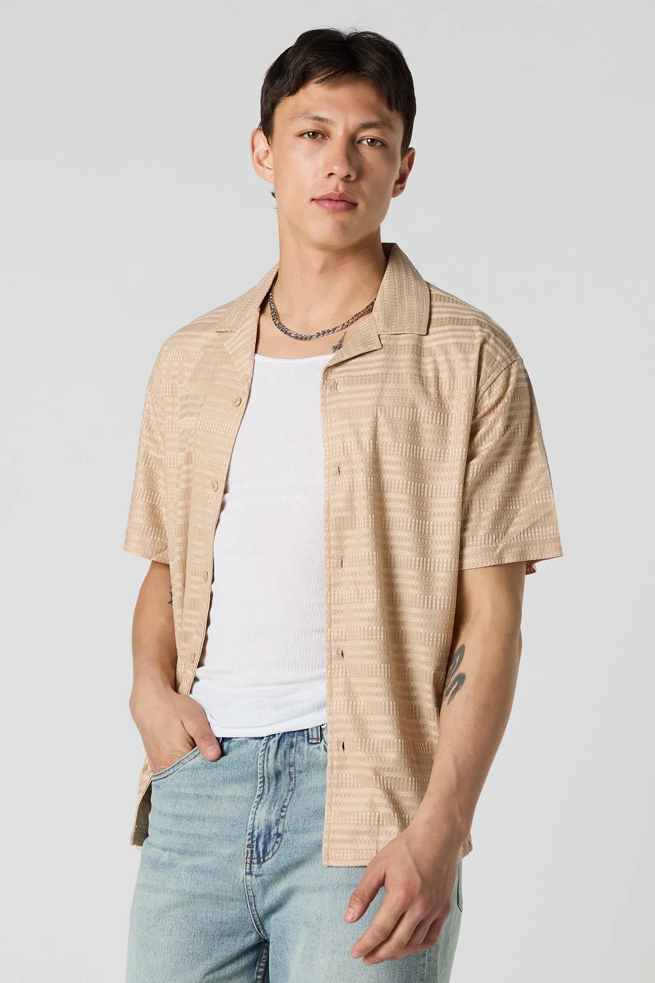 Haut boutonné texturé avec col sold by Urban Planet