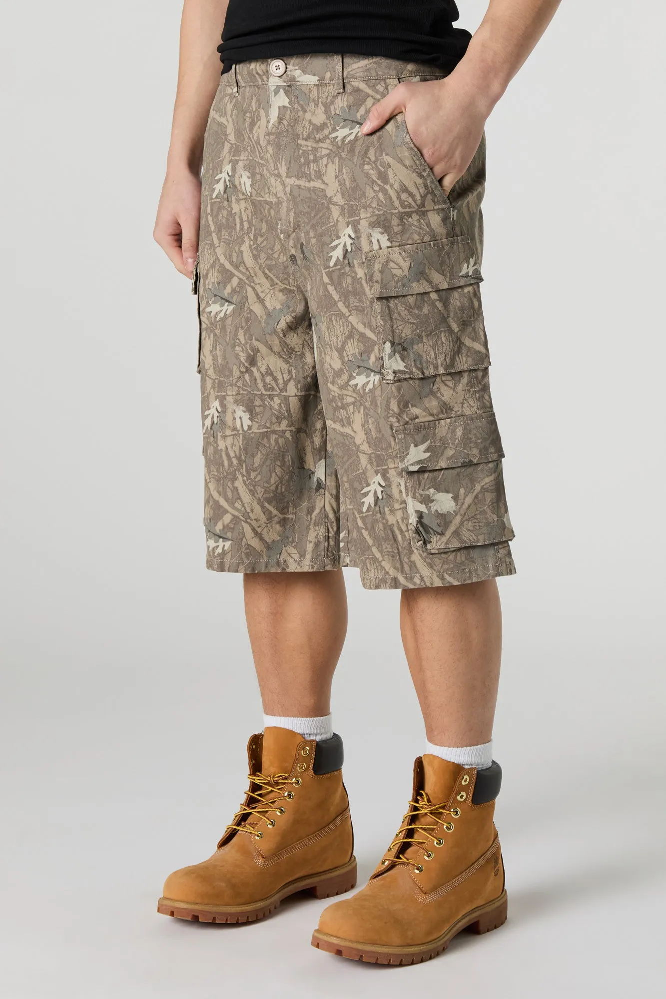 Short cargo long à multiples poches sold by Urban Planet