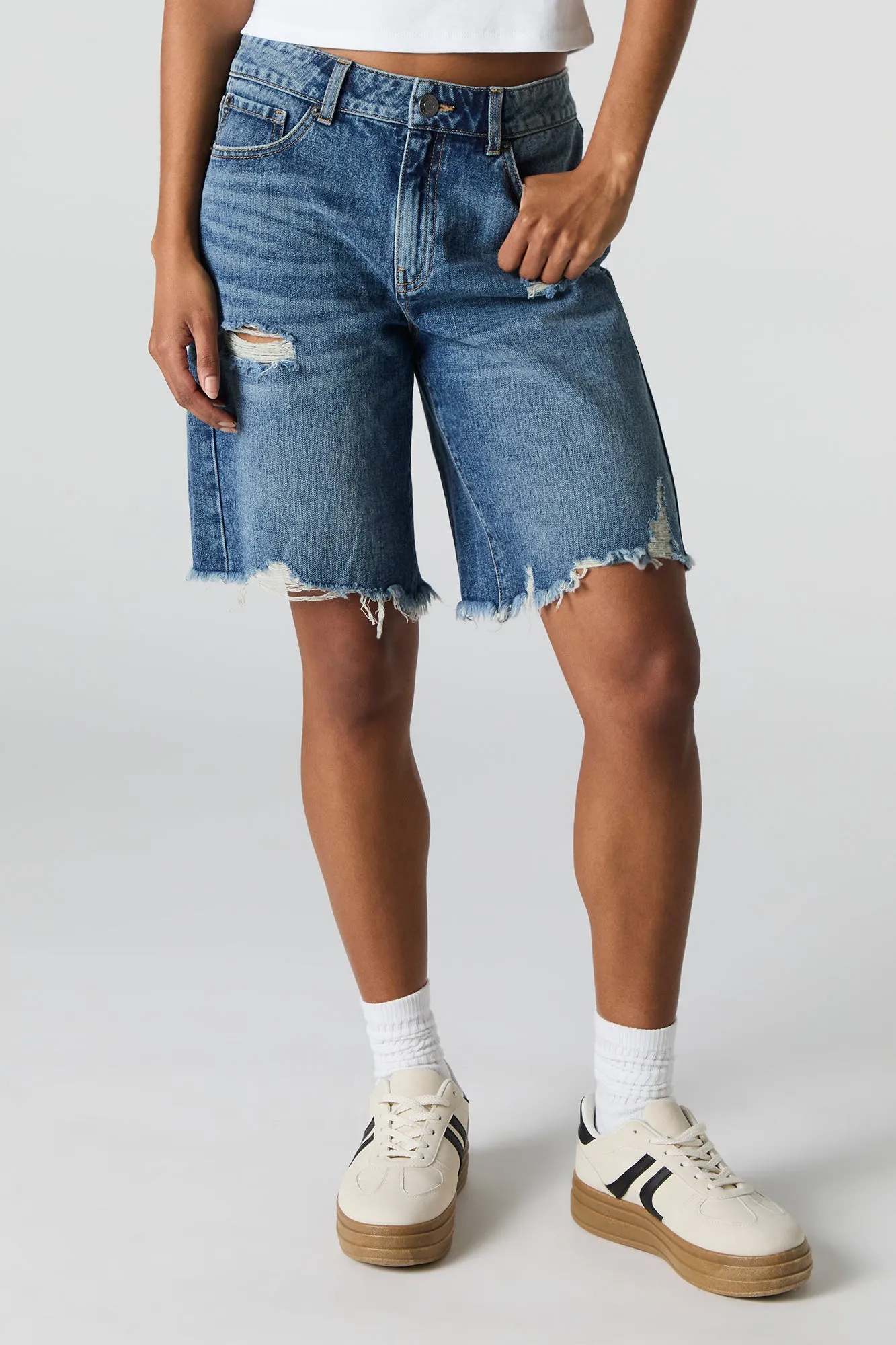 Jean-short ample d'aspect usé délavé foncé sold by Urban Planet product image thumbnail 2