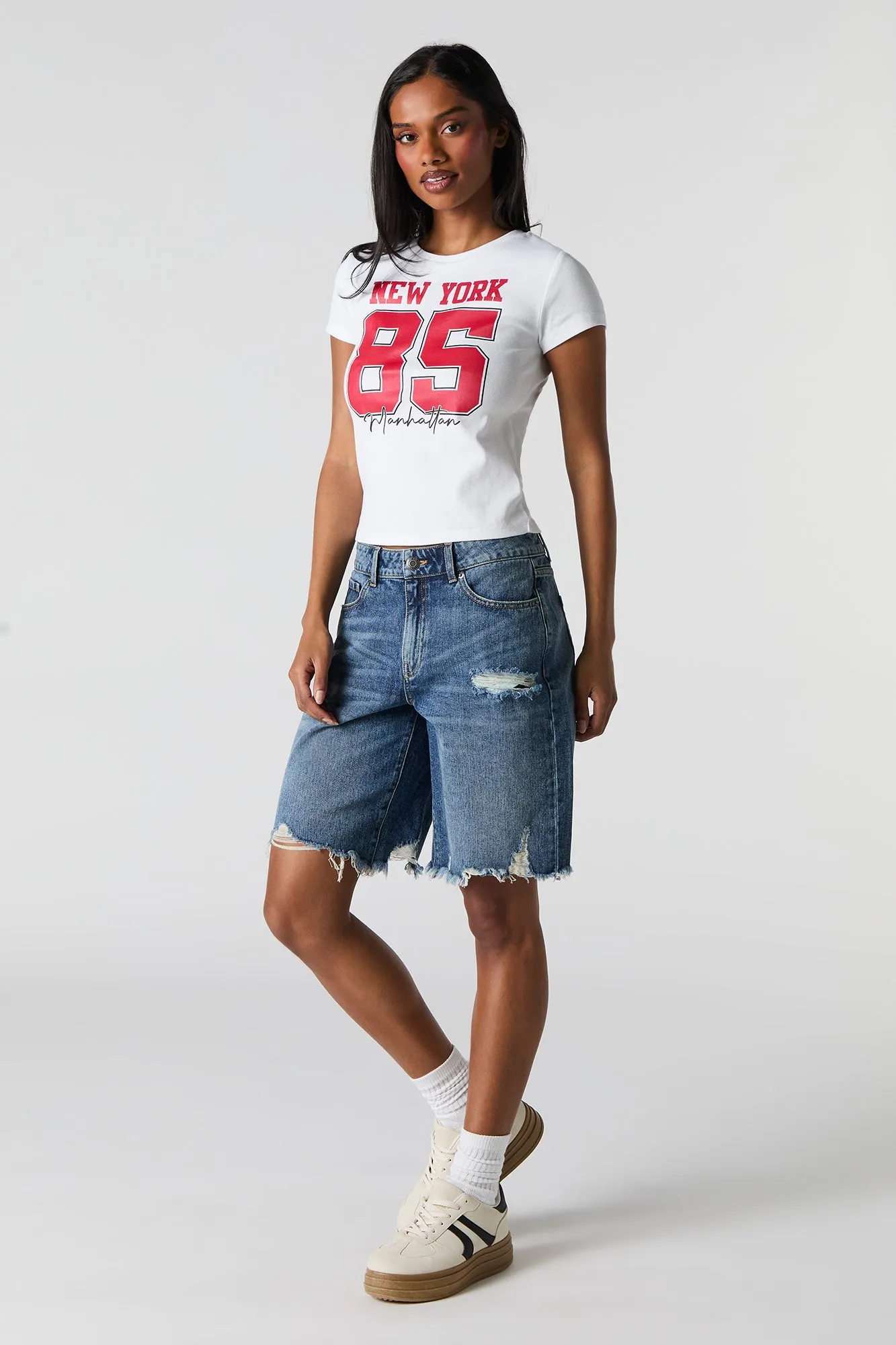 Jean-short ample d'aspect usé délavé foncé sold by Urban Planet