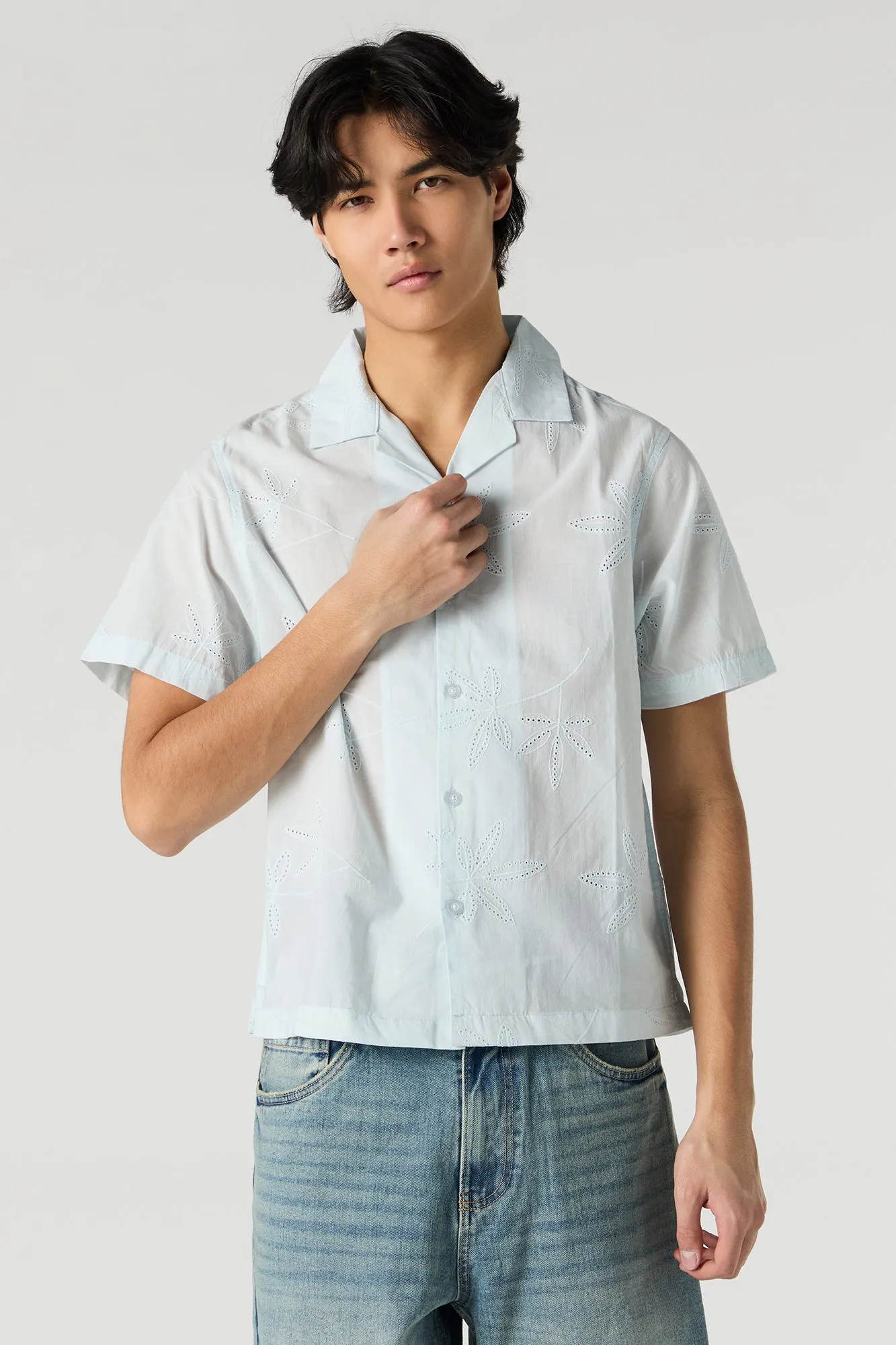 Haut boutonné avec motif de feuille brodé et oeillets sold by Urban Planet