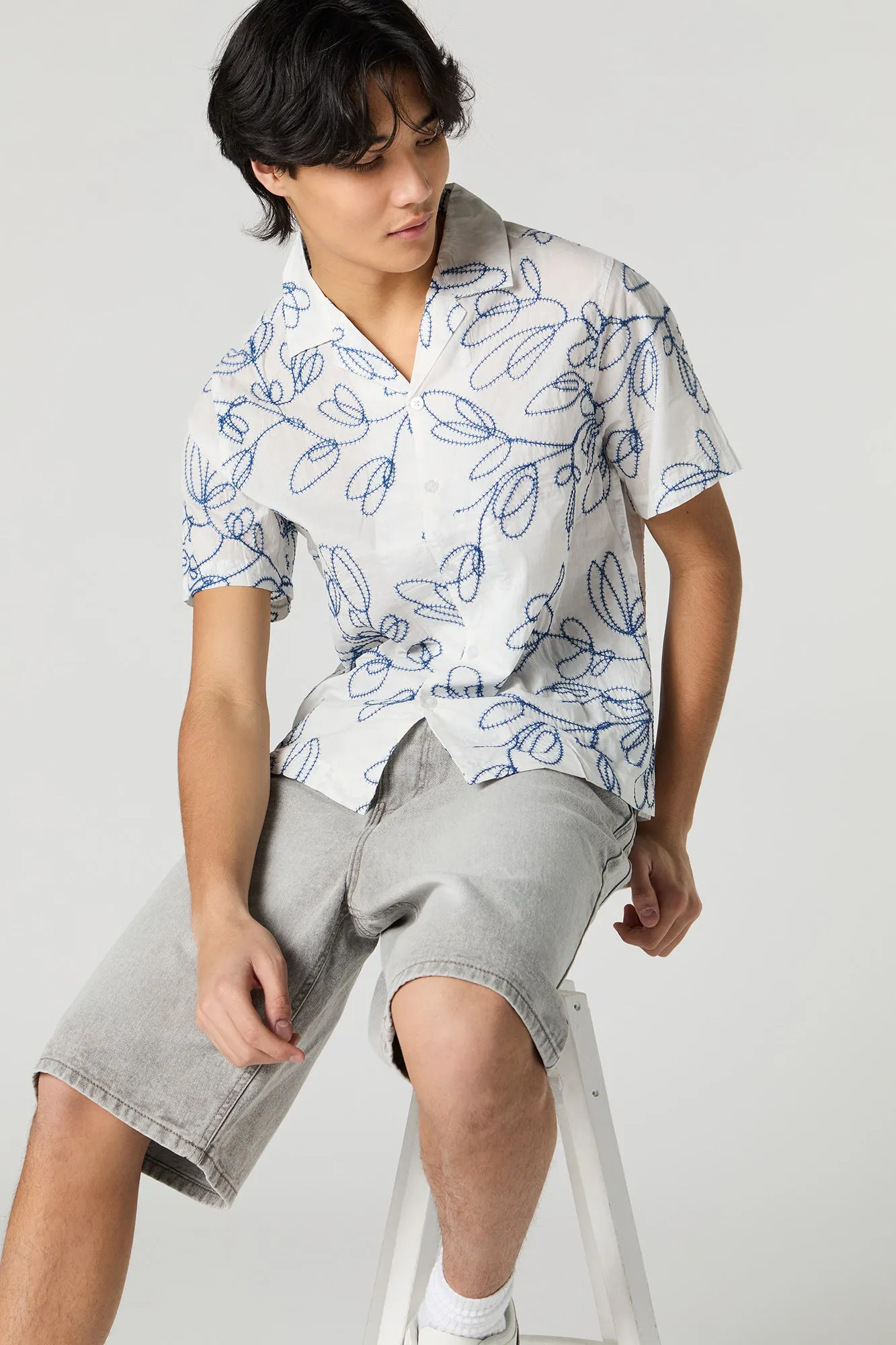 Haut boutonné avec motif fleuri brodé à surpiqûres sold by Urban Planet