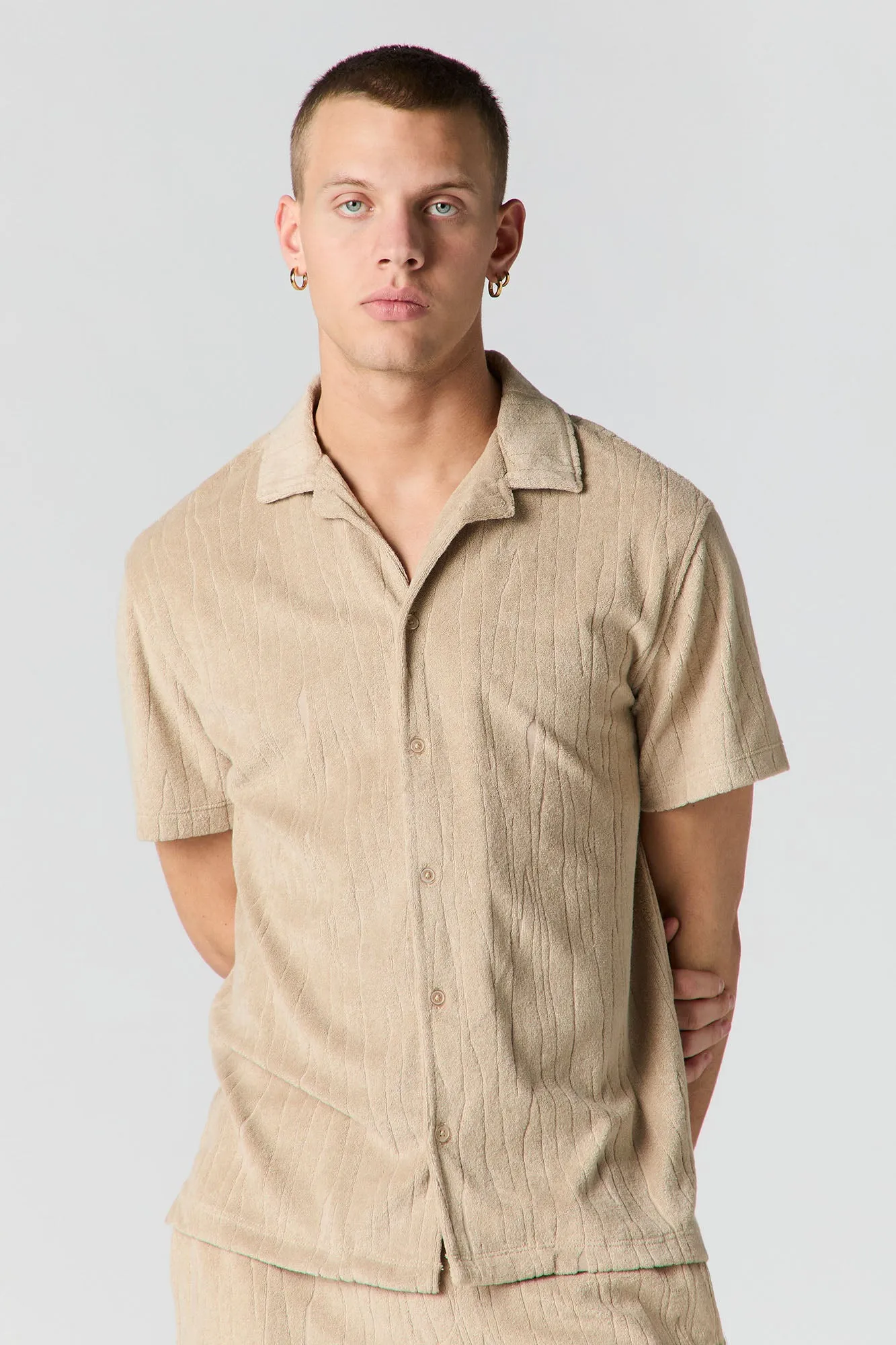 Haut boutonné en tissu éponge texturé sold by Urban Planet