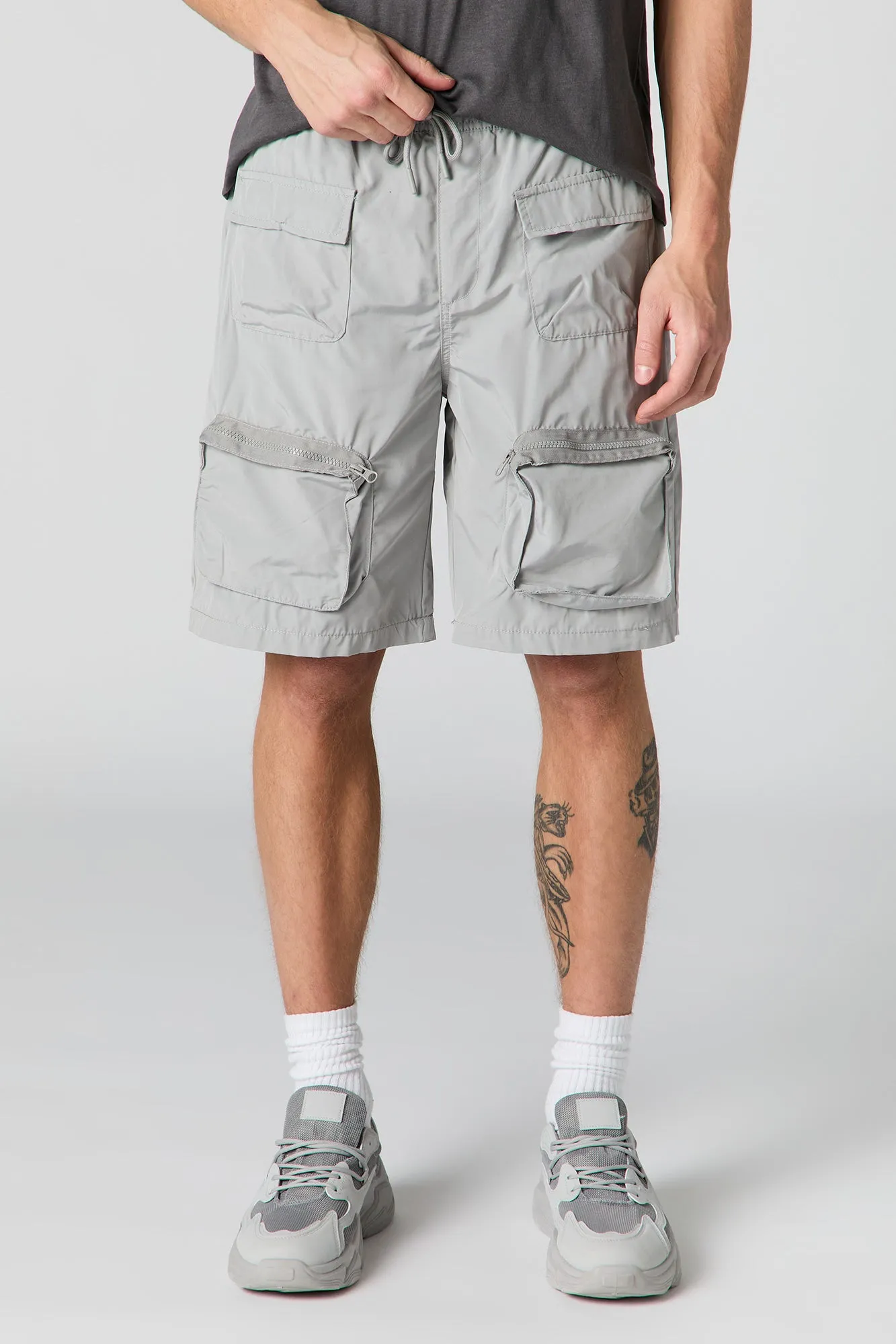 Short cargo avec poches à fermeture à glissière et taille coulissante sold by Urban Planet