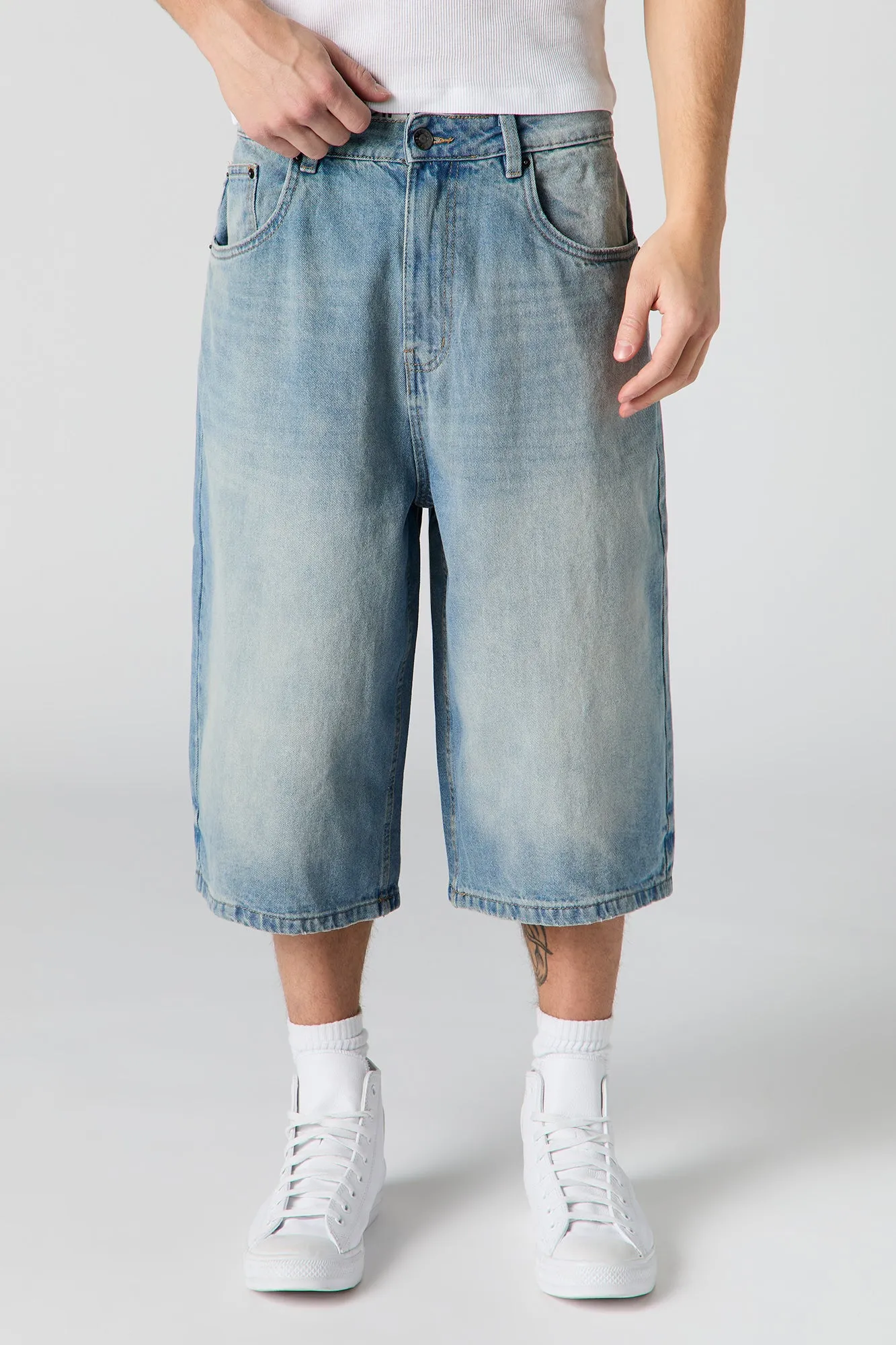 Jort en denim délavé vintage sold by Urban Planet