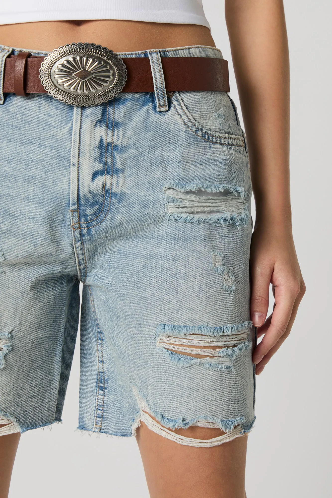 Jean-short d'aspect usé sold by Urban Planet product image thumbnail 4