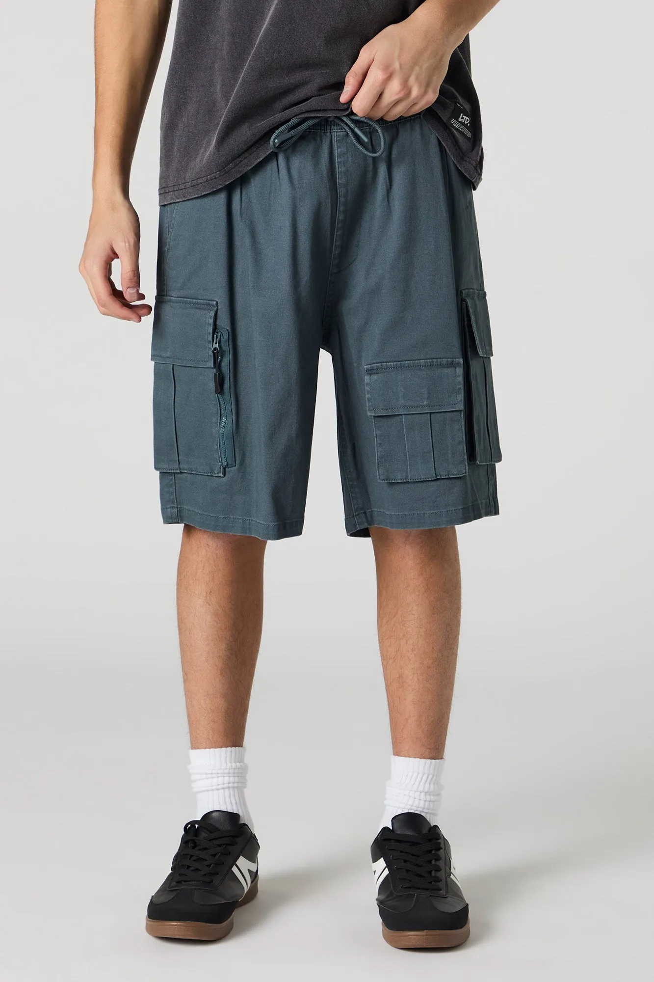 Short cargo avec fermeture à glissière et taille coulissante sold by Urban Planet