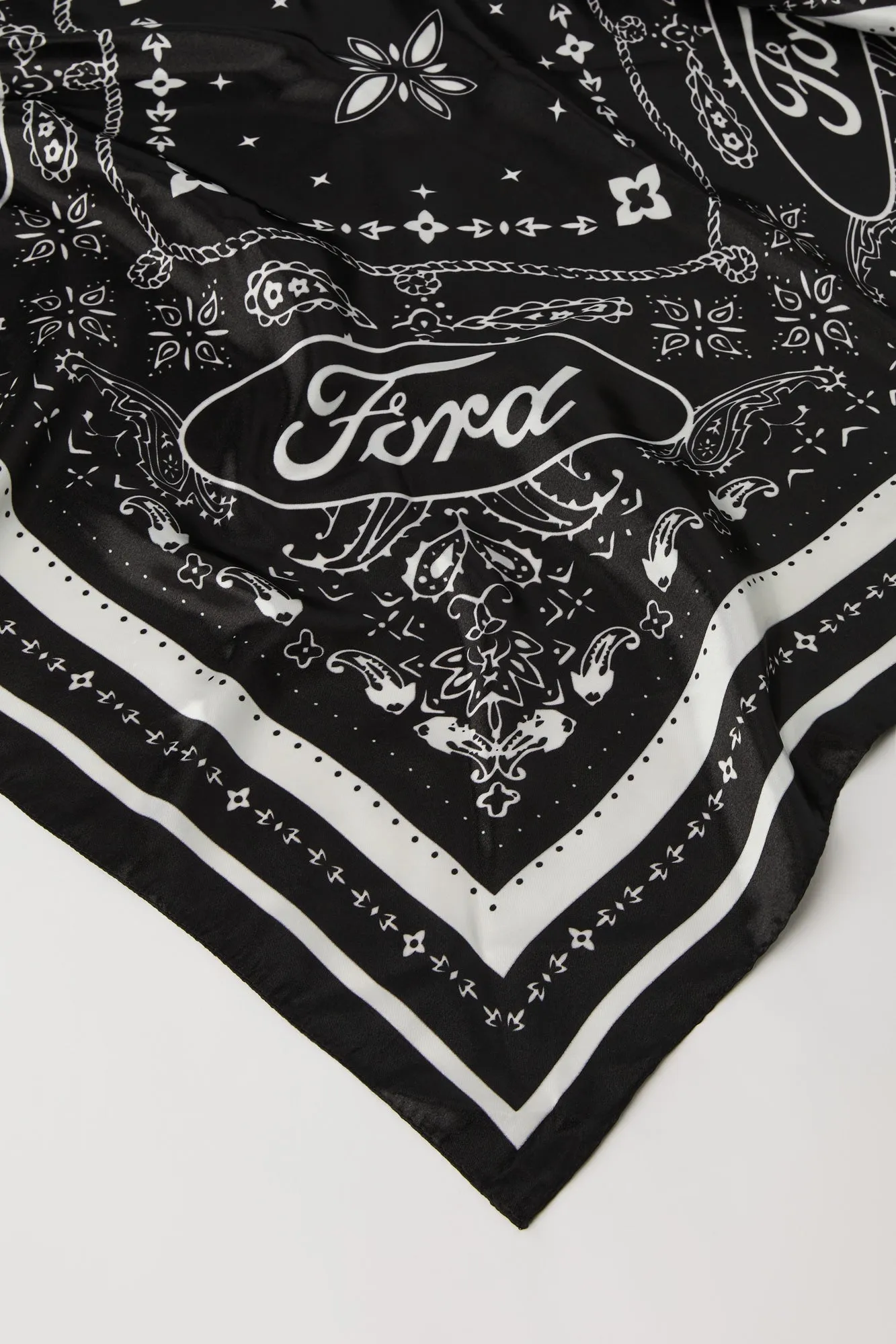 Écharpe en satin à imprimé Ford sold by Urban Planet product image thumbnail 2