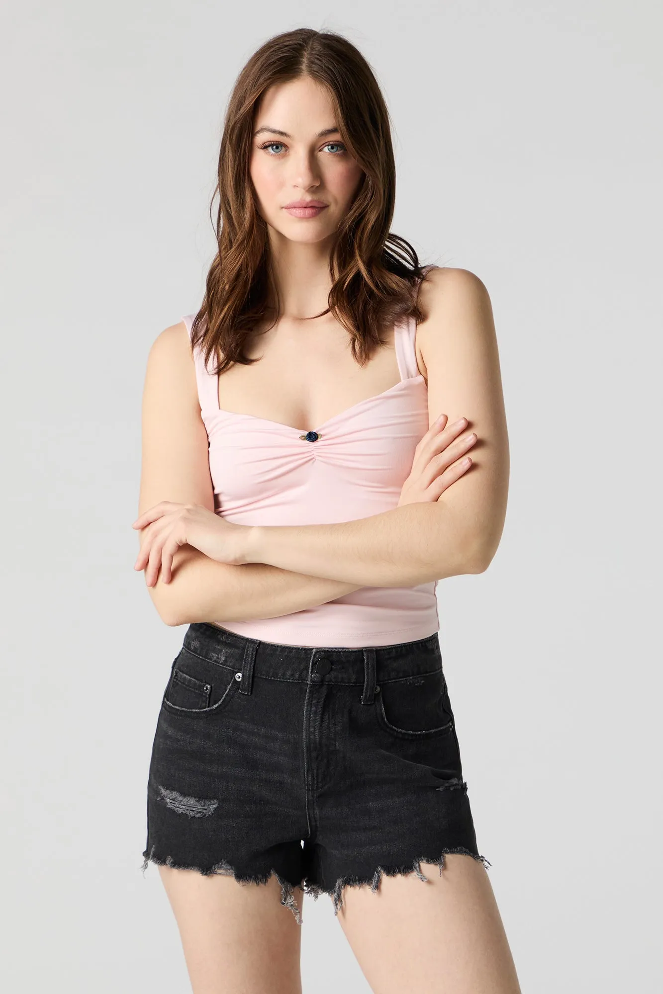 Short en denim d'aspect usé délavé noir vintage sold by Urban Planet