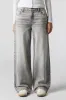 Jean à jambe large délavé gris à taille basse sold by Urban Planet