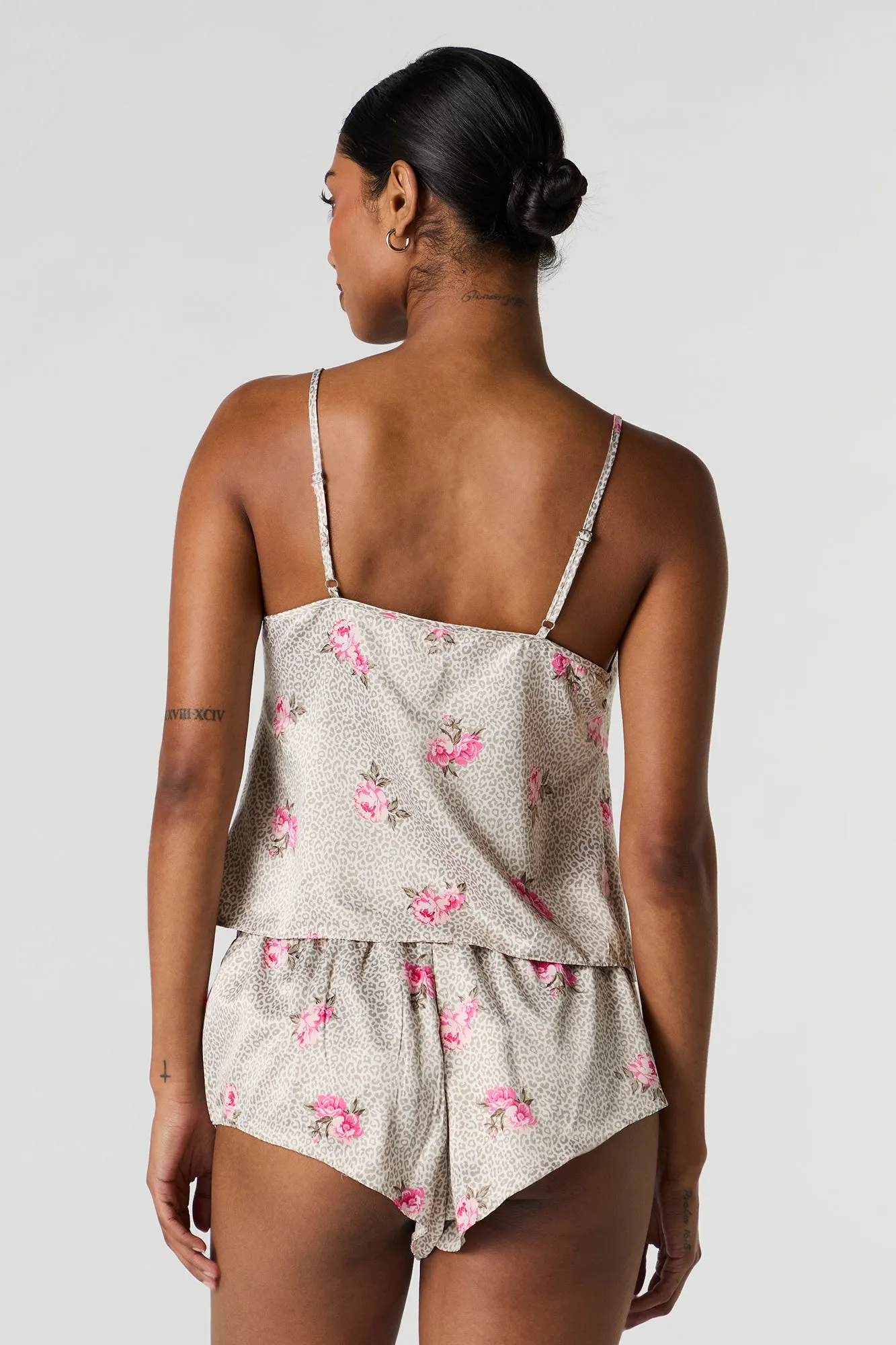 Ensemble pyjama avec débardeur de style nuisette et short en satin sold by Urban Planet product image thumbnail 2