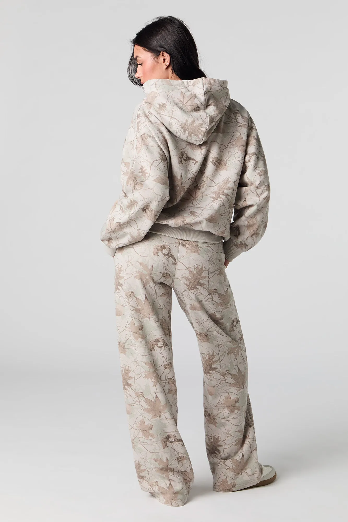 Pantalon d'entraînerment à jambe large en molleton avec motif camouflage sold by Urban Planet product image thumbnail 3