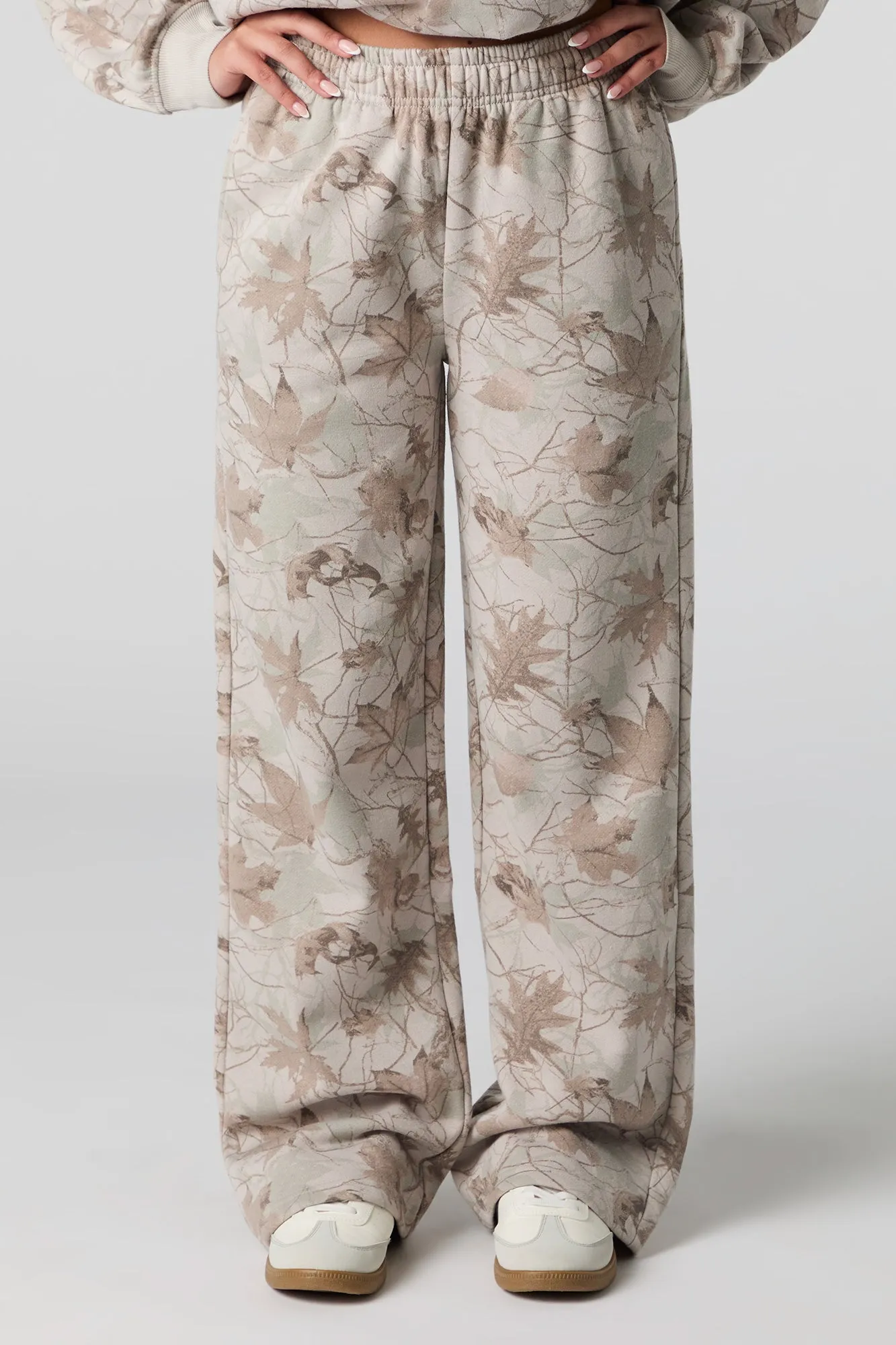 Pantalon d'entraînerment à jambe large en molleton avec motif camouflage sold by Urban Planet product image thumbnail 2