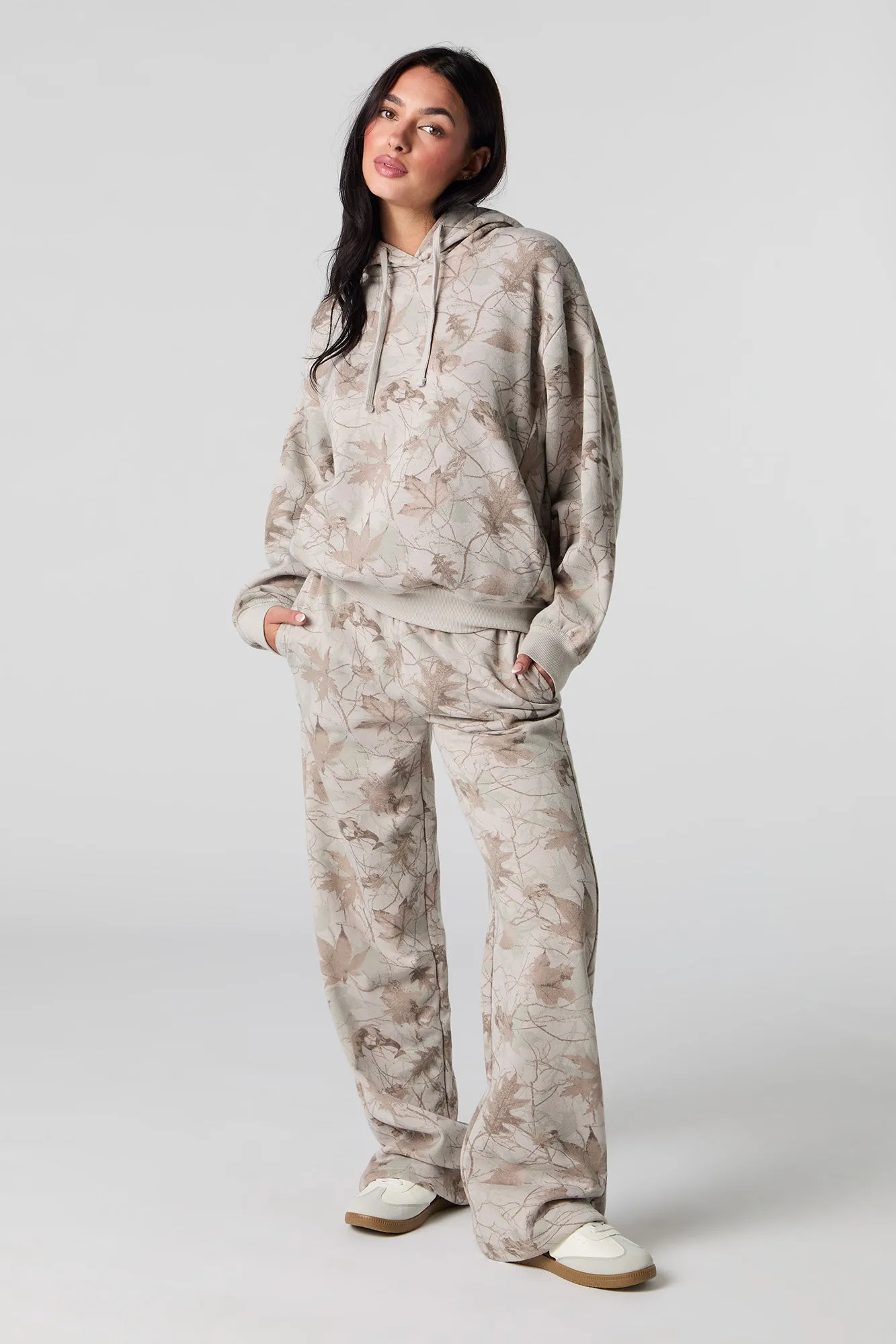 Pantalon d'entraînerment à jambe large en molleton avec motif camouflage sold by Urban Planet