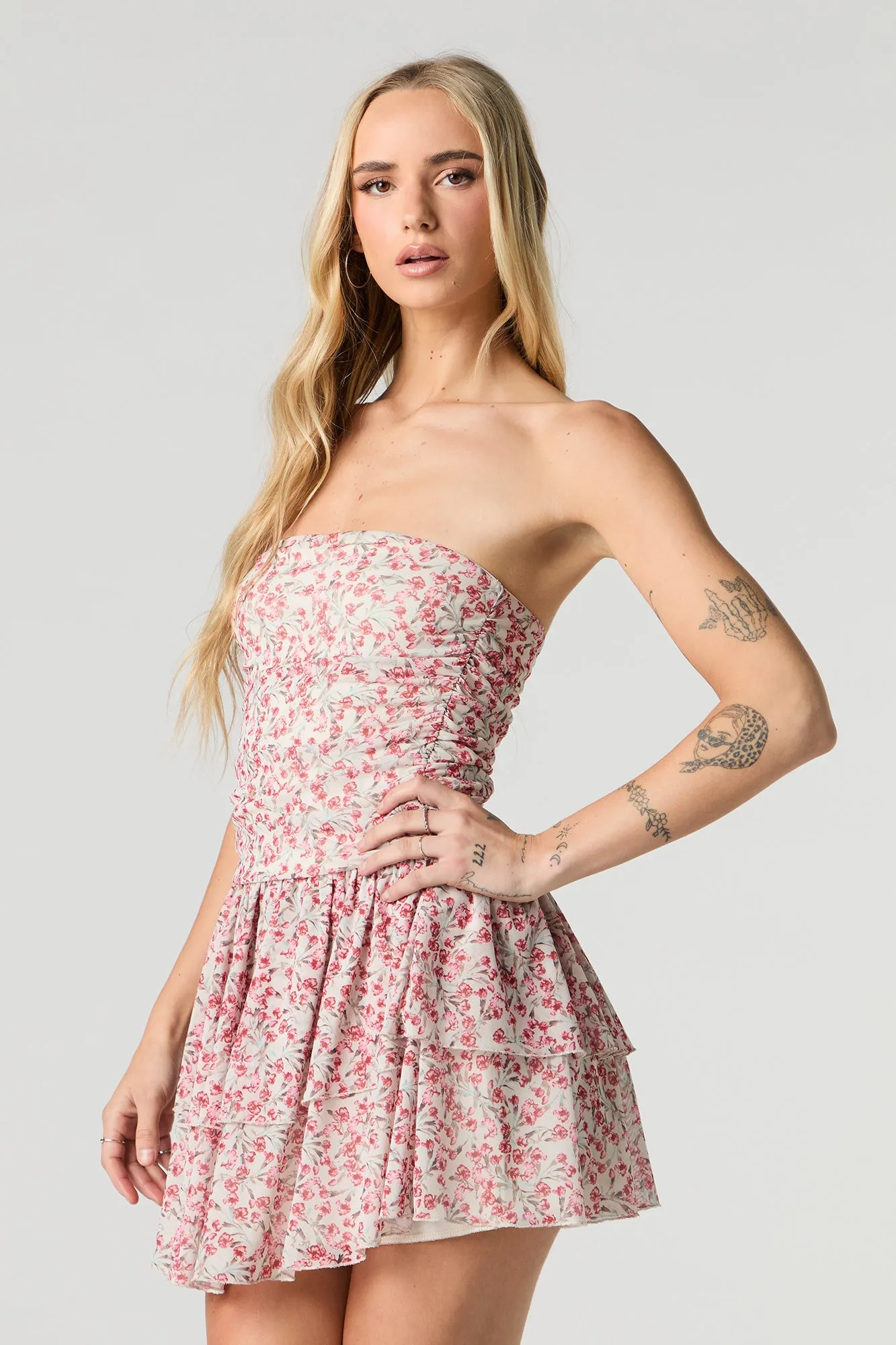 Minirobe volantée fleurie sans bretelles en filet sold by Urban Planet