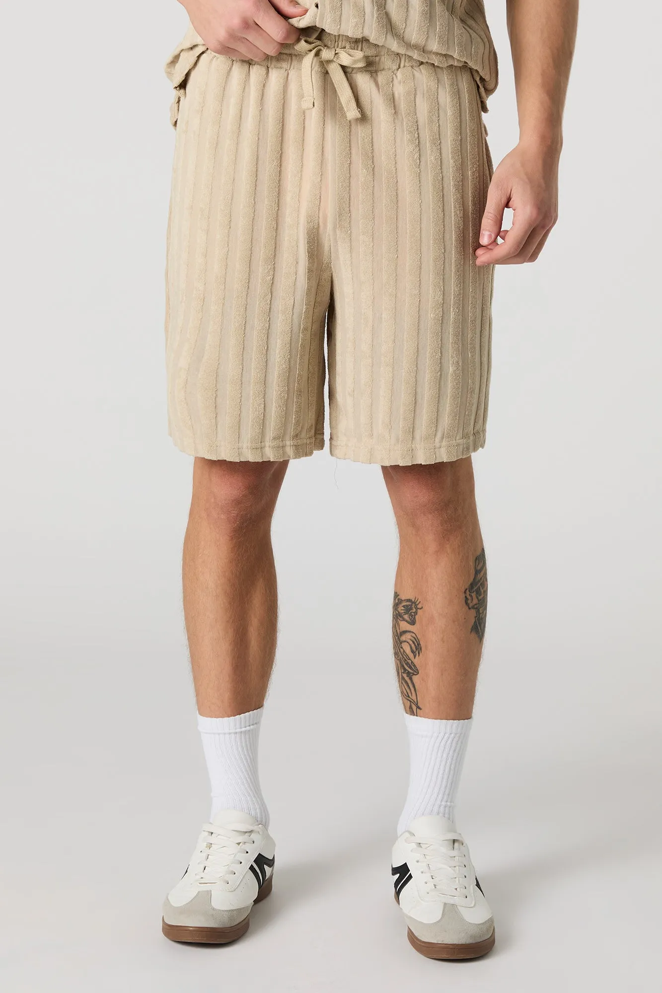 Short en tissu bouclé rayé à taille coulissante sold by Urban Planet