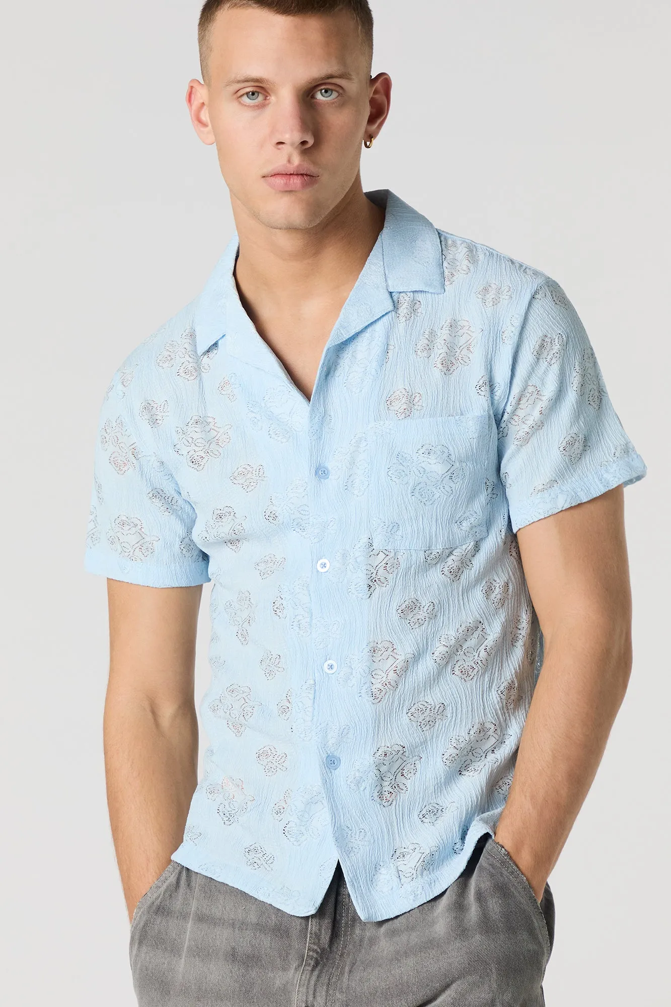 Haut boutonné en tricot de pointelle fleuri sold by Urban Planet