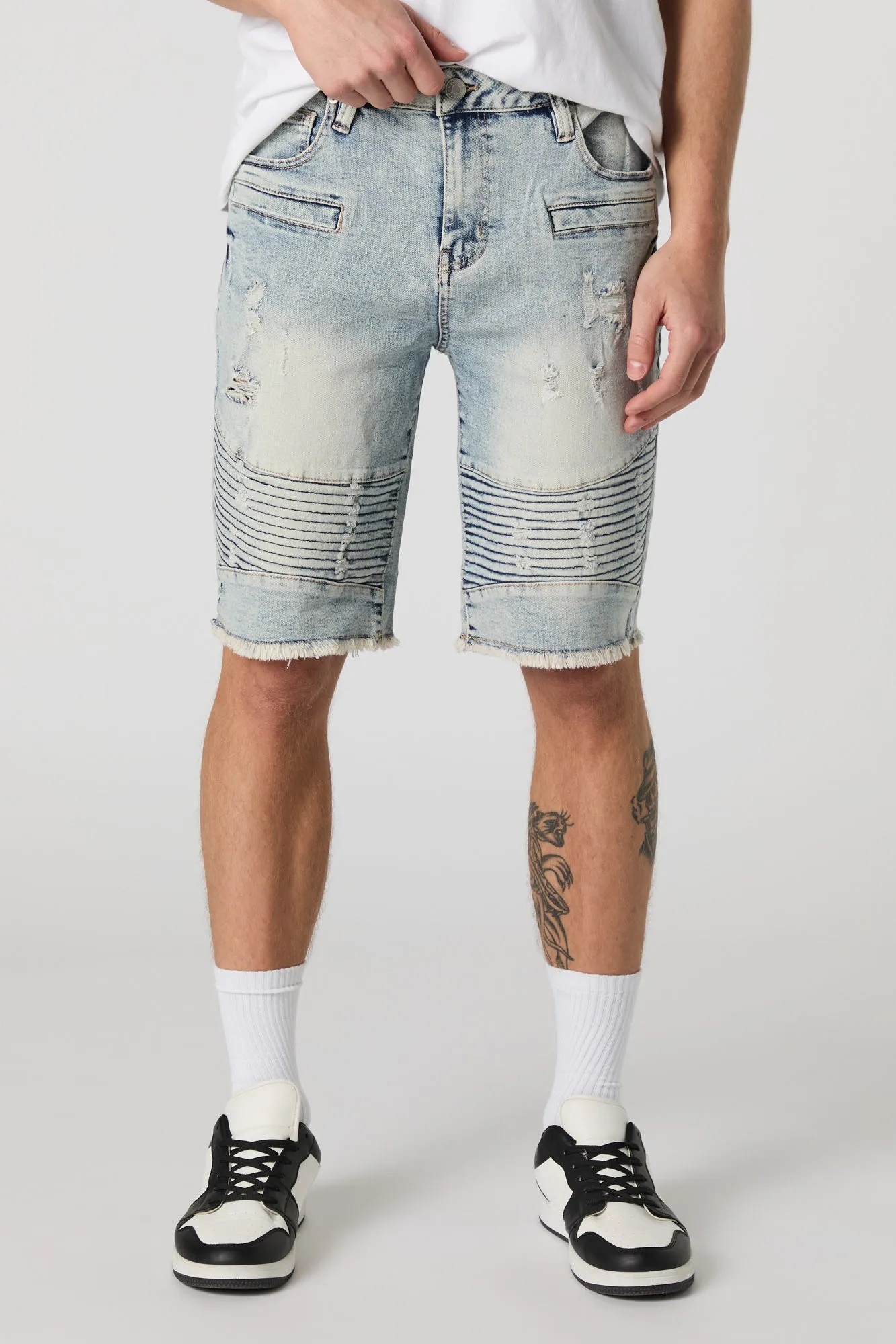 Short de style moto en denim d'aspect usé sold by Urban Planet
