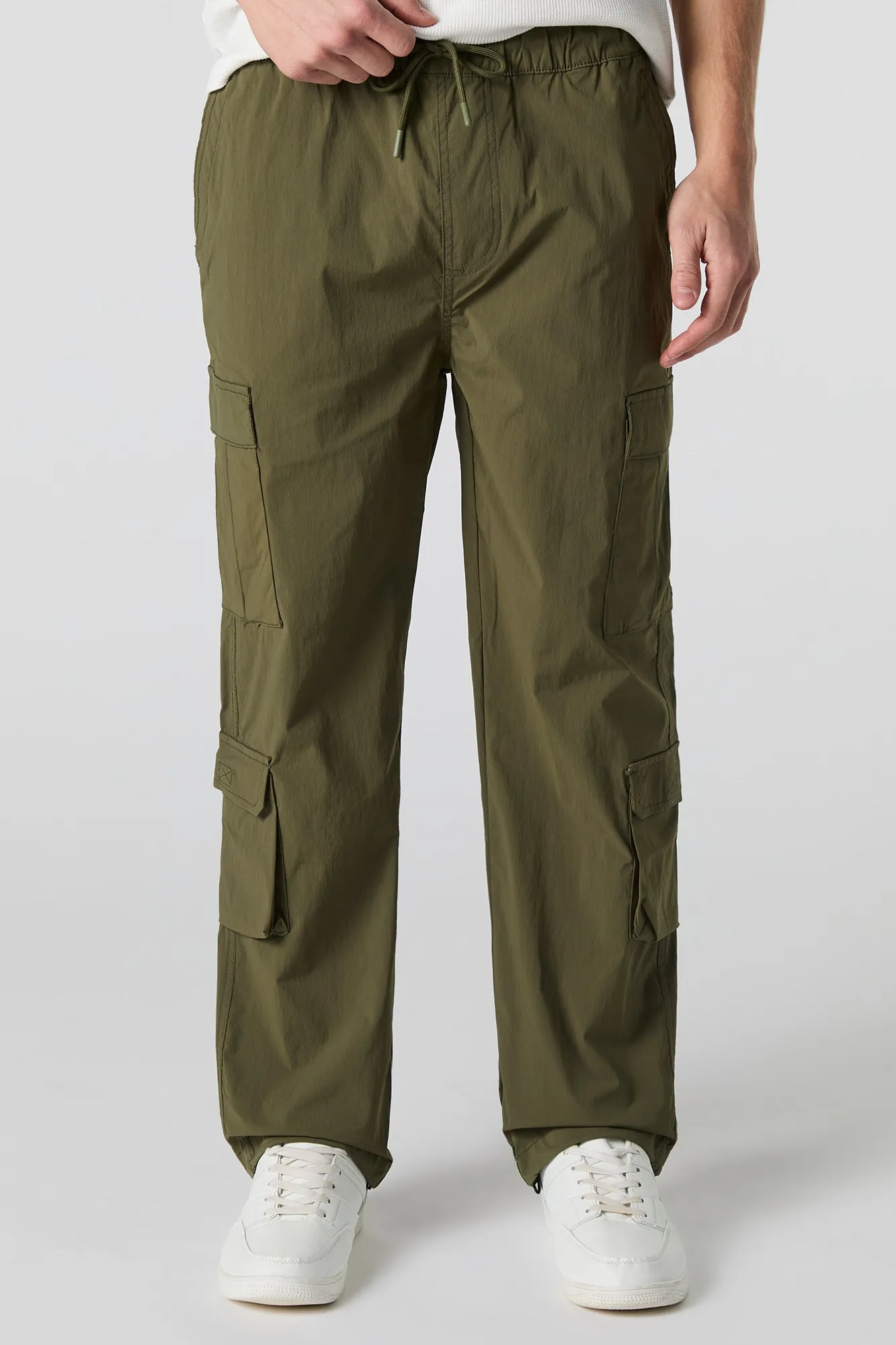 Pantalon cargo en nylon sold by Urban Planet