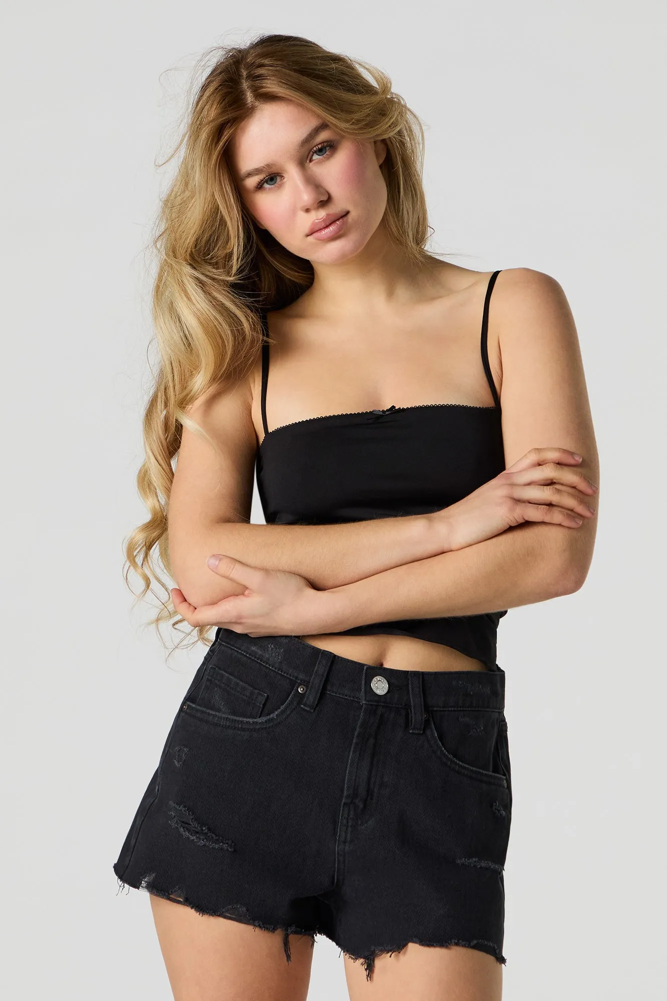 Short en denim d'aspect usé délavé noir sold by Urban Planet