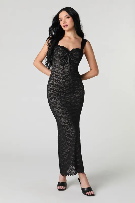 Robe maxi en dentelle avec décolleté en coeur sold by Urban Planet