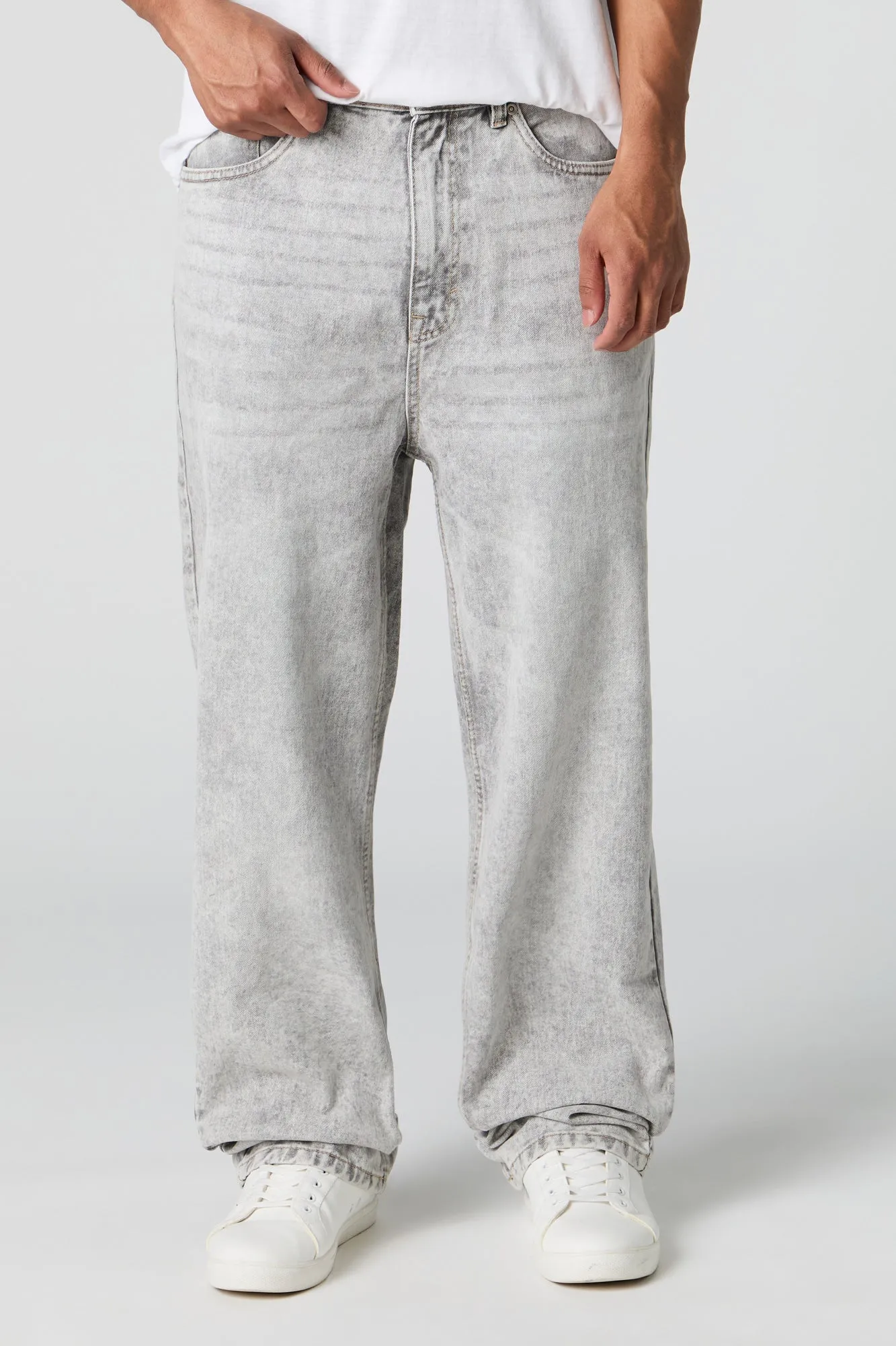 Jean rigide coupe ample lavé gris pâle sold by Urban Planet