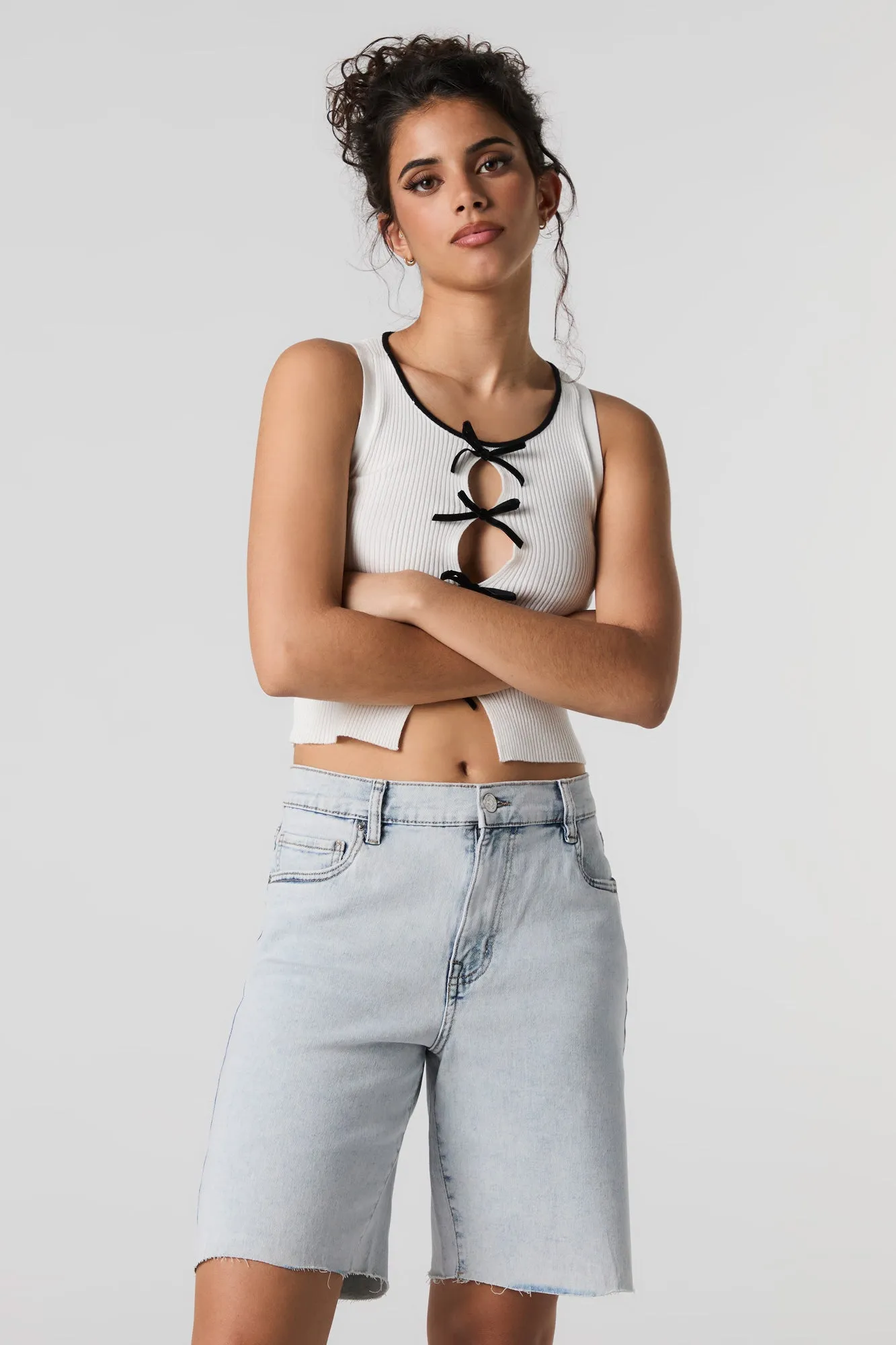 Bermuda en denim extensible à effet d'usure sold by Urban Planet