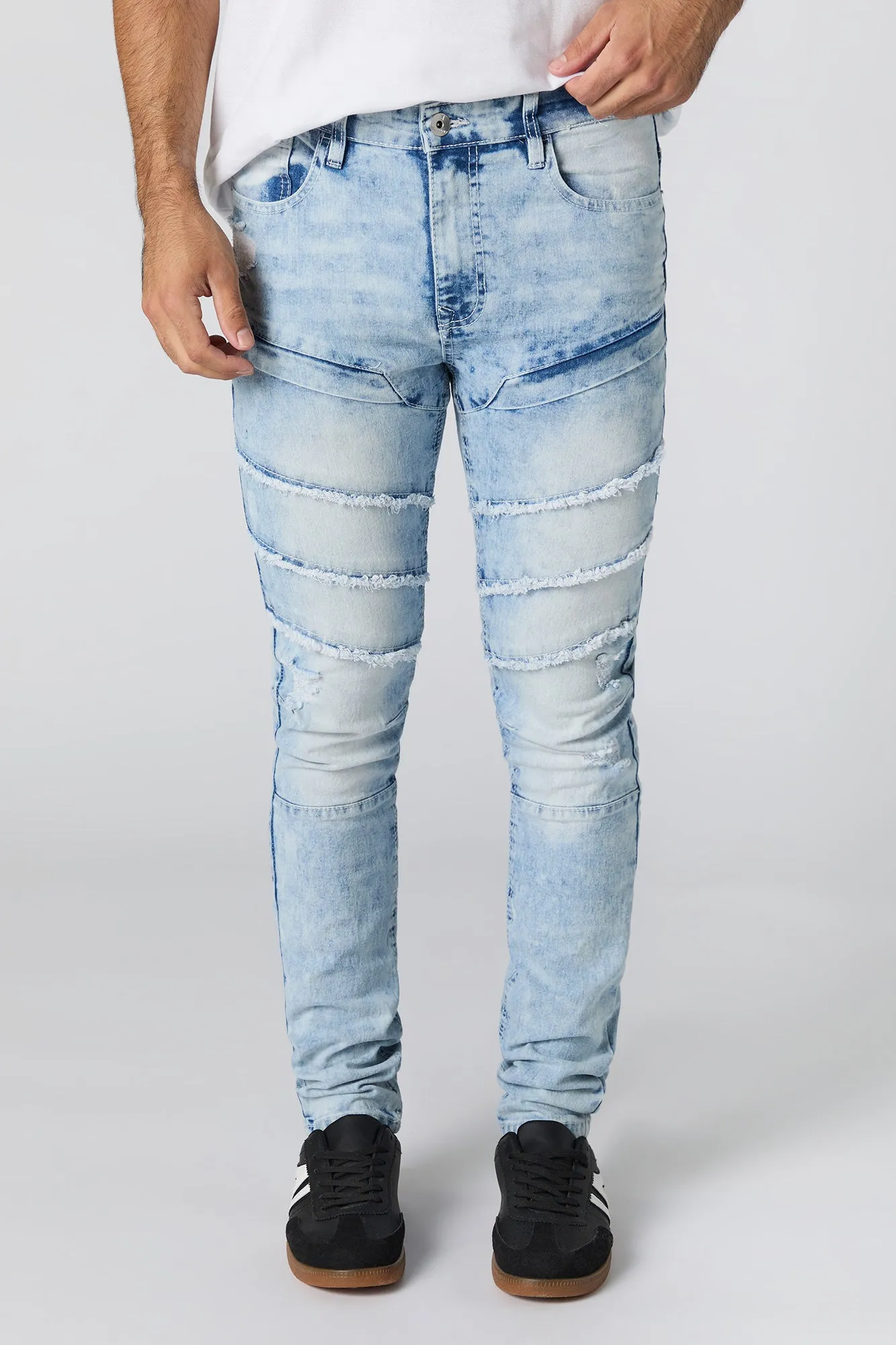 Jean ajusté extensible à rebord effiloché sold by Urban Planet