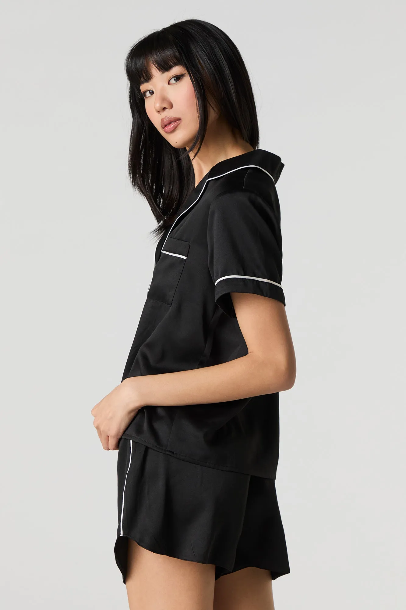 Ensemble pyjama avec chemisier boutonné en satin et short sold by Urban Planet product image thumbnail 5