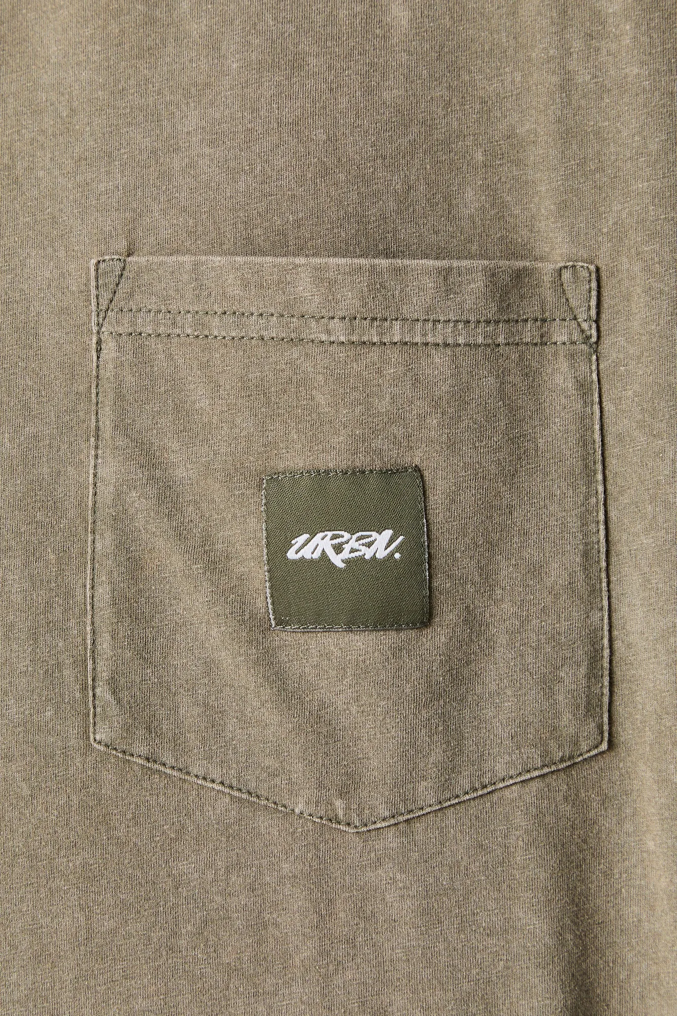 T-shirt délavé avec poche plaquée à imprimé URBN sold by Urban Planet product image thumbnail 4