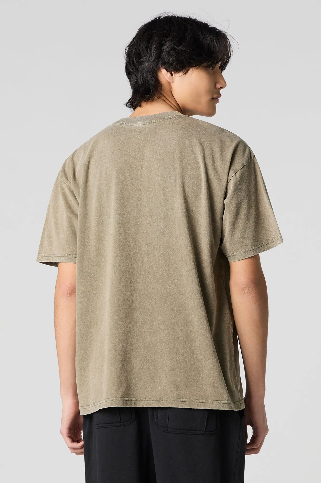 T-shirt délavé avec poche plaquée à imprimé URBN sold by Urban Planet product image thumbnail 2