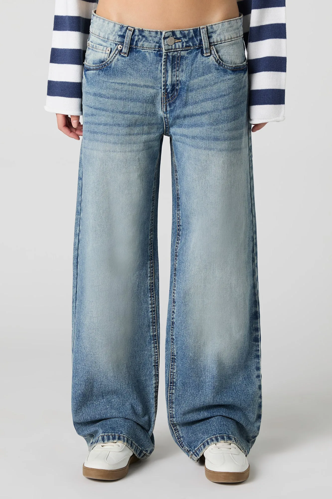 Jean à jambe large et taille basse délavé moyen vintage sold by Urban Planet product image thumbnail 2