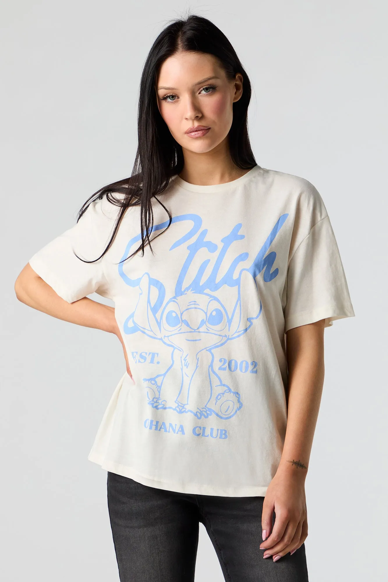 T-shirt de coupe garçonne à imprimé Stitch Ohana Club sold by Urban Planet product image thumbnail 2