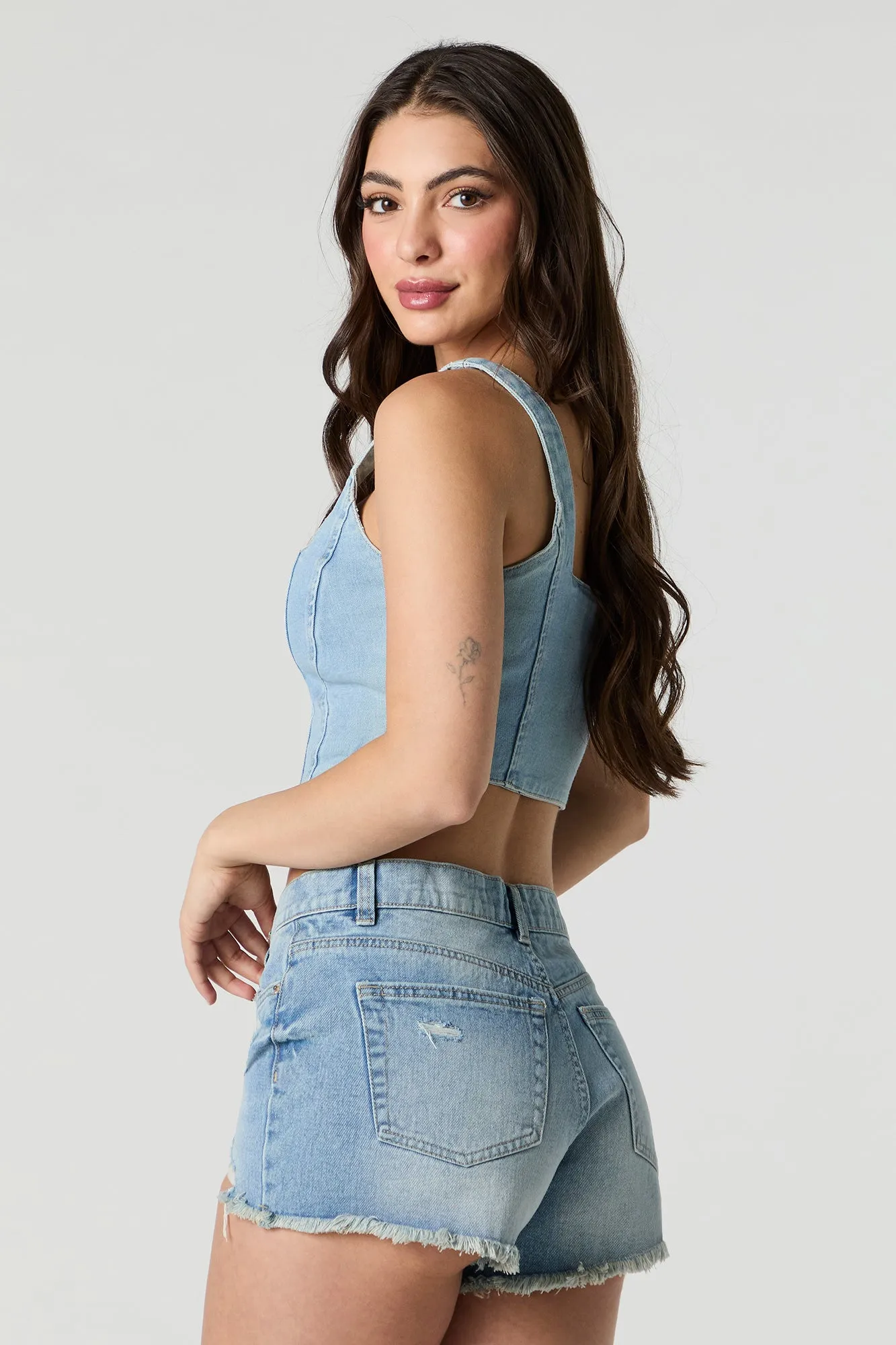 Short en denim d'aspect usé délavé moyen sold by Urban Planet product image thumbnail 2