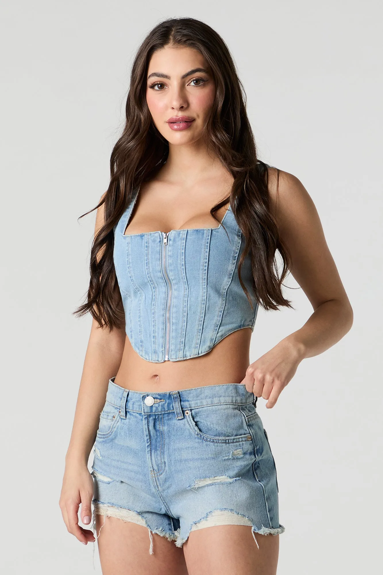 Short en denim d'aspect usé délavé moyen sold by Urban Planet