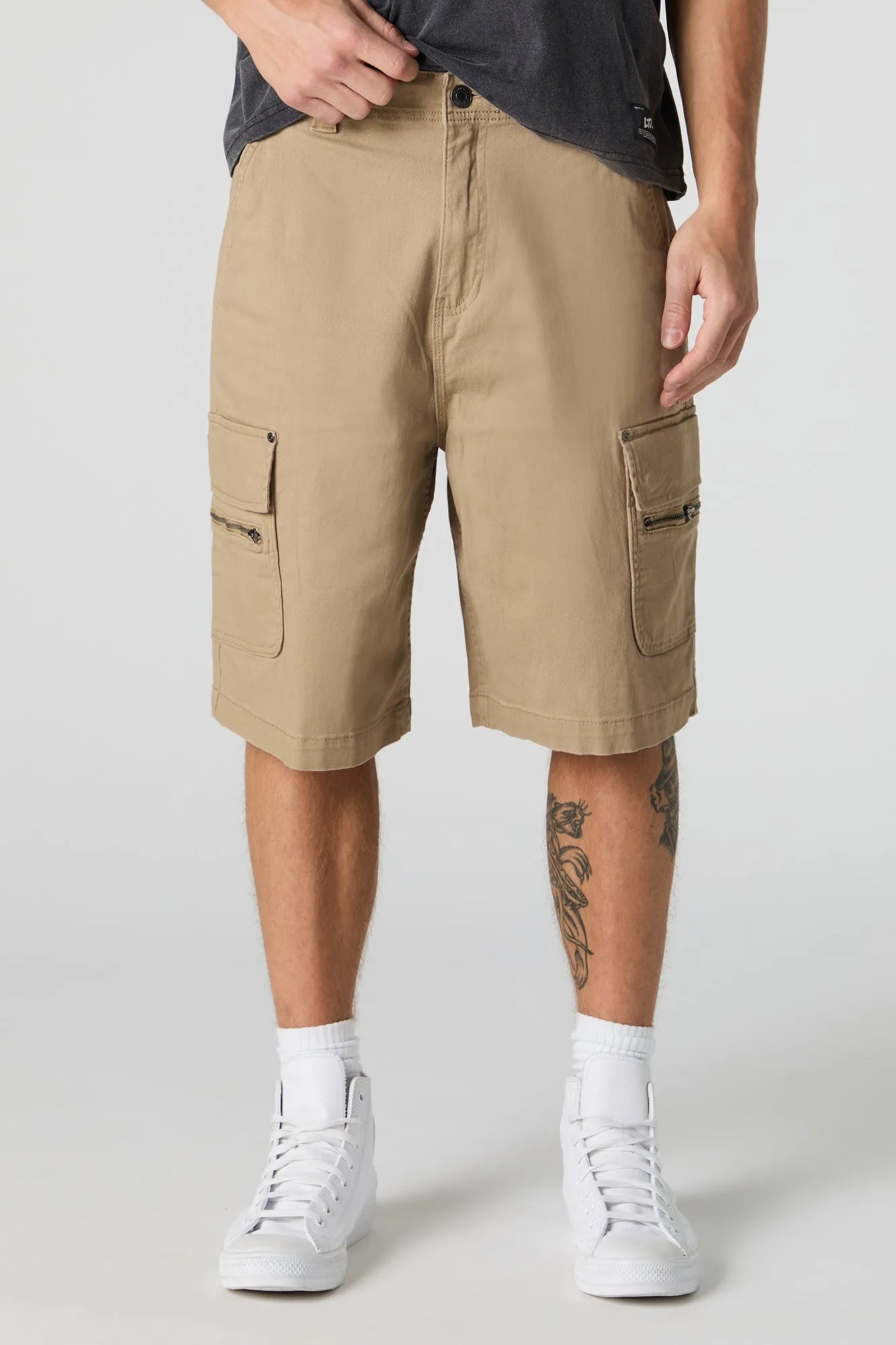 Short cargo avec poches et fermeture à glissière sold by Urban Planet