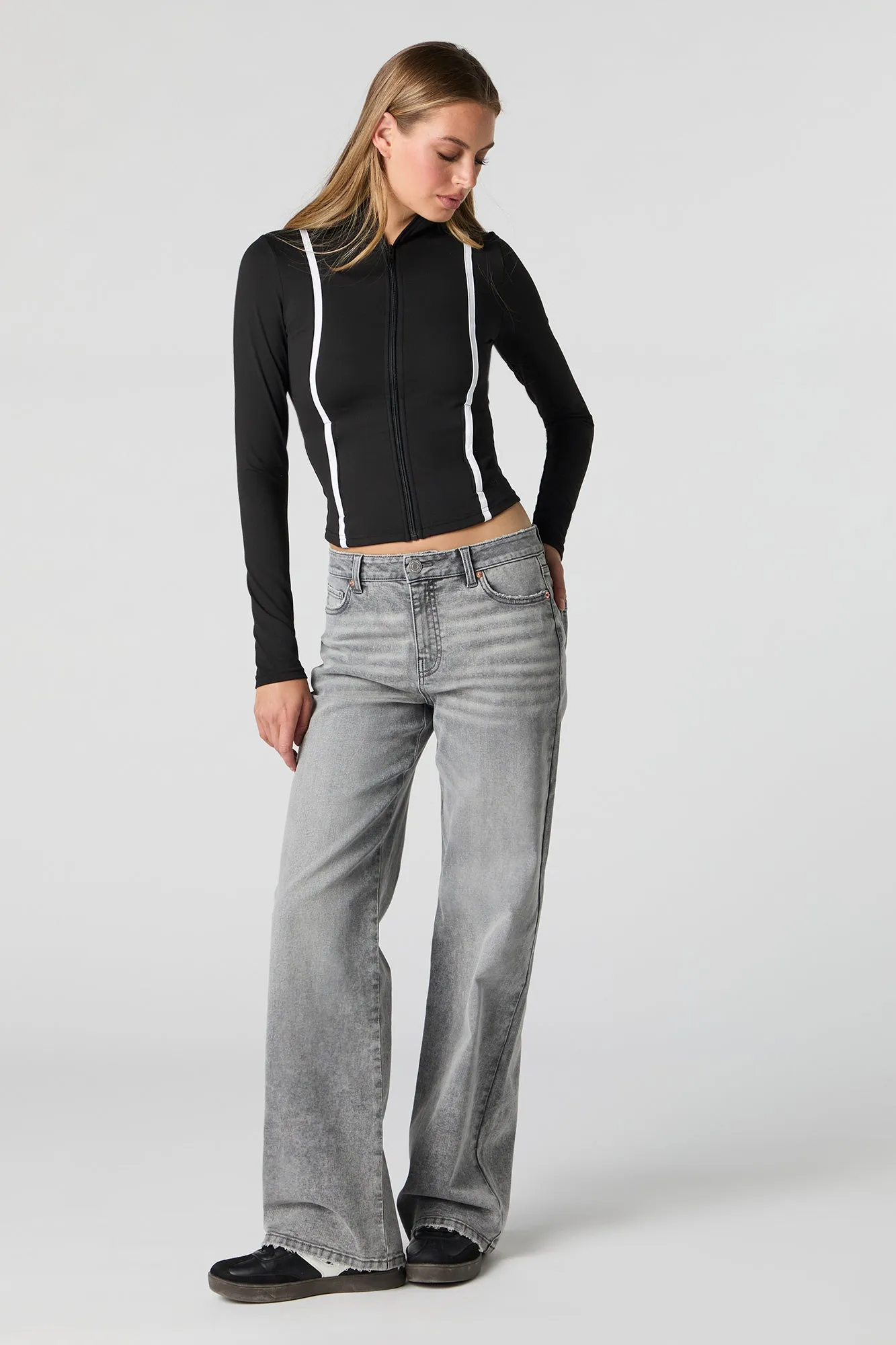 Jean à jambe large délavé gris à taille haute sold by Urban Planet