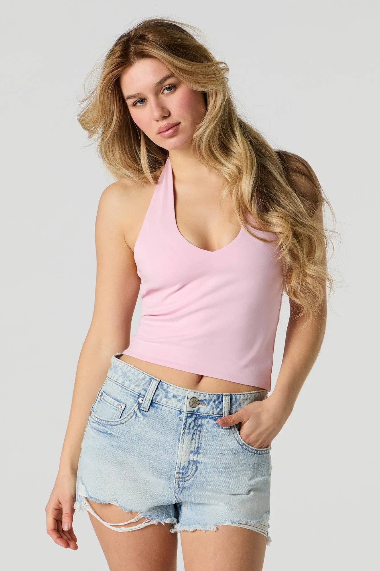 Short en denim d'aspect usé délavé pâle vintage sold by Urban Planet