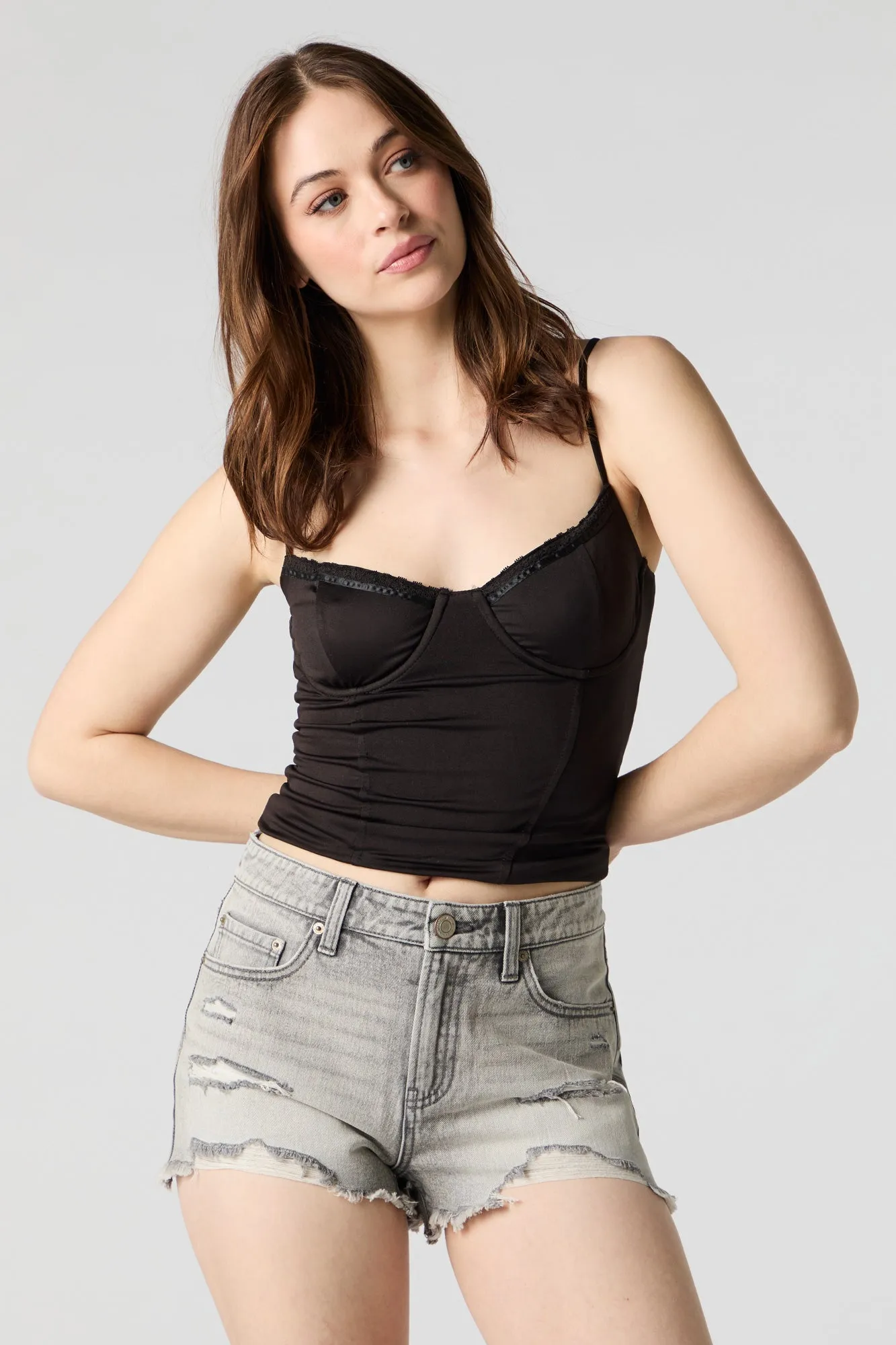 Short en denim d'aspect usé délavé gris sold by Urban Planet